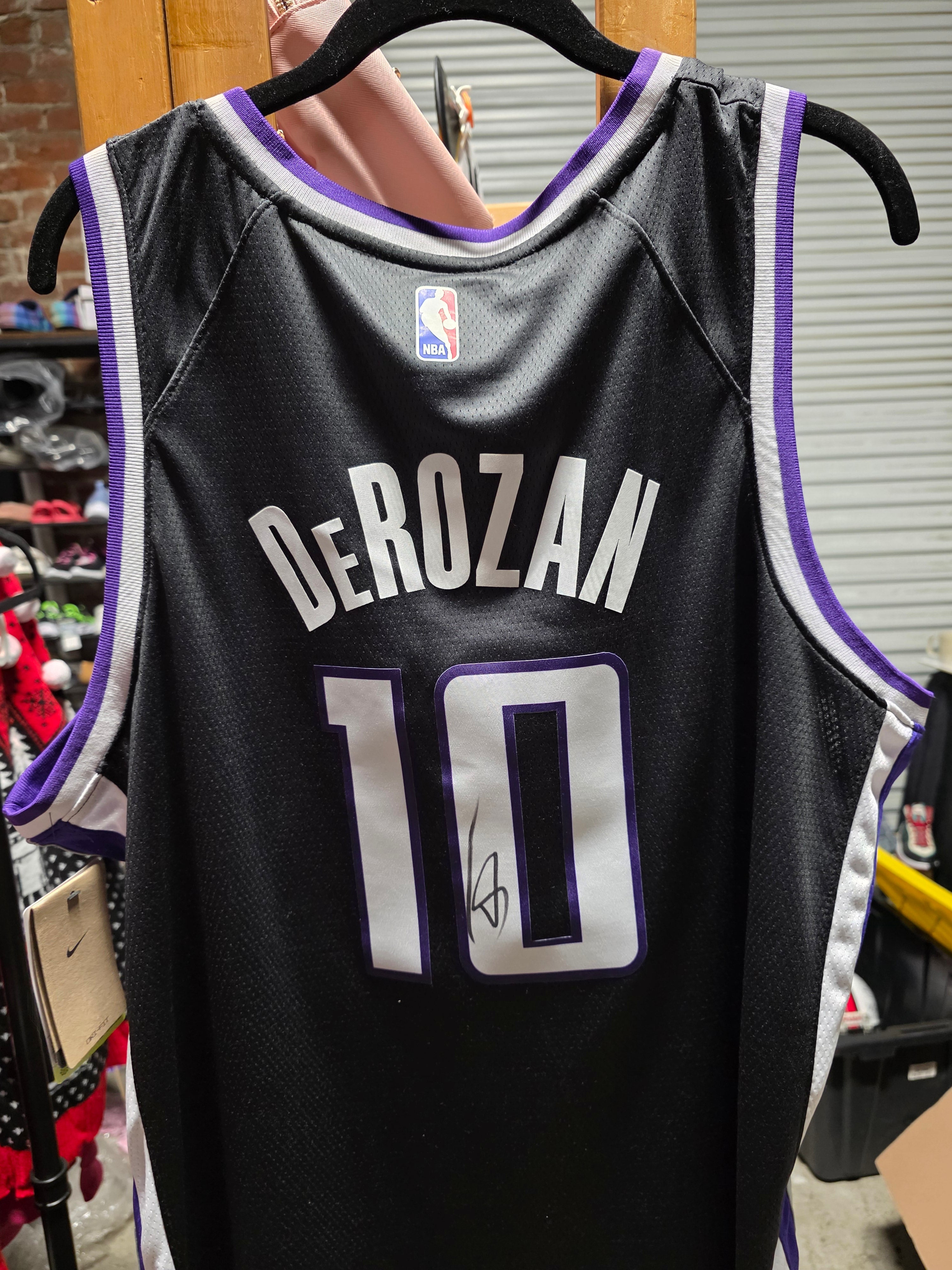 NIKE NBA DeMar DeRozan Basketball Jersey Signed Sacramento Kings Icon Edition