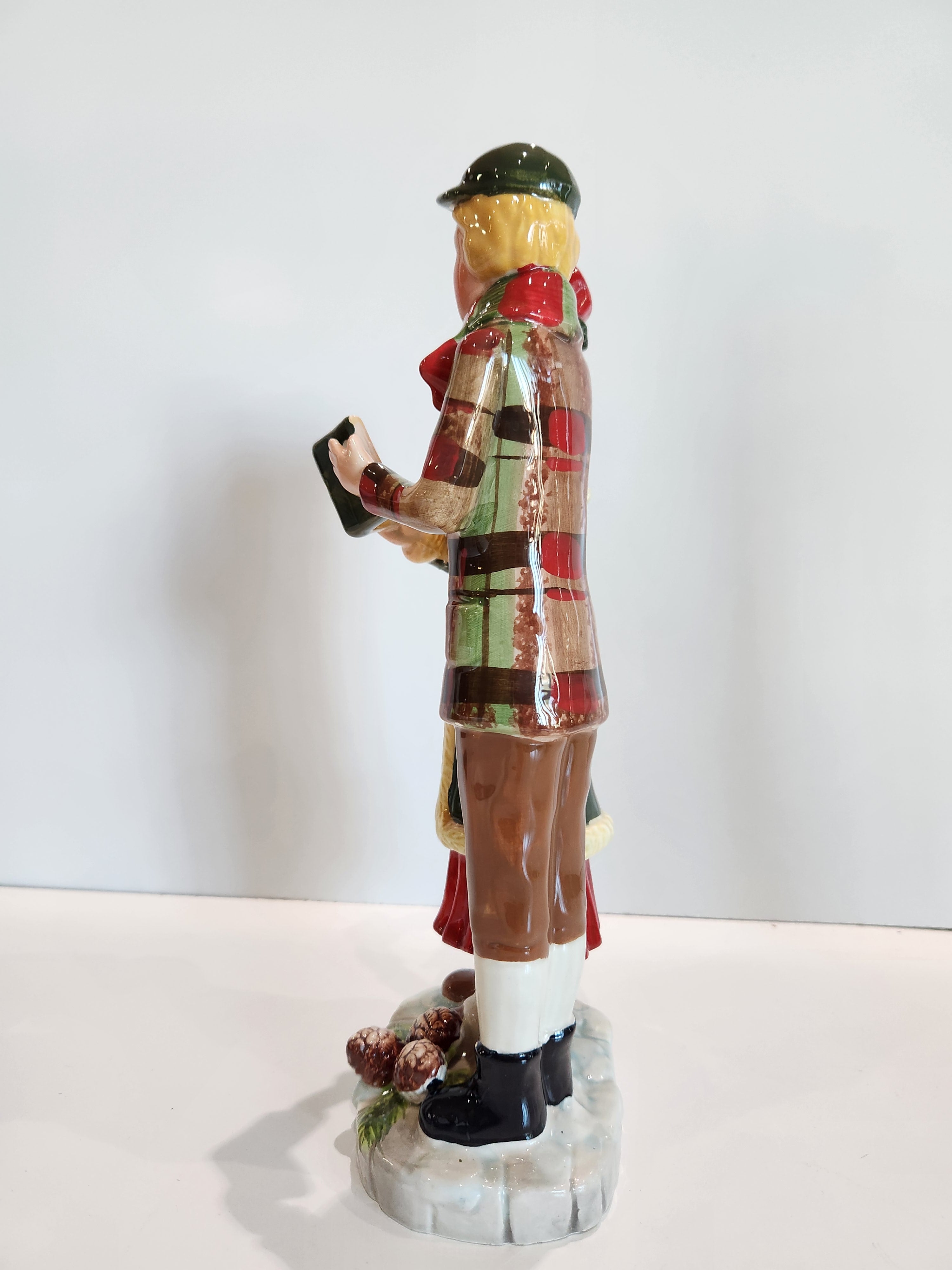 Vintage Christmas Carolers Under Street Lamp Ceramic Holiday Figurine Decor