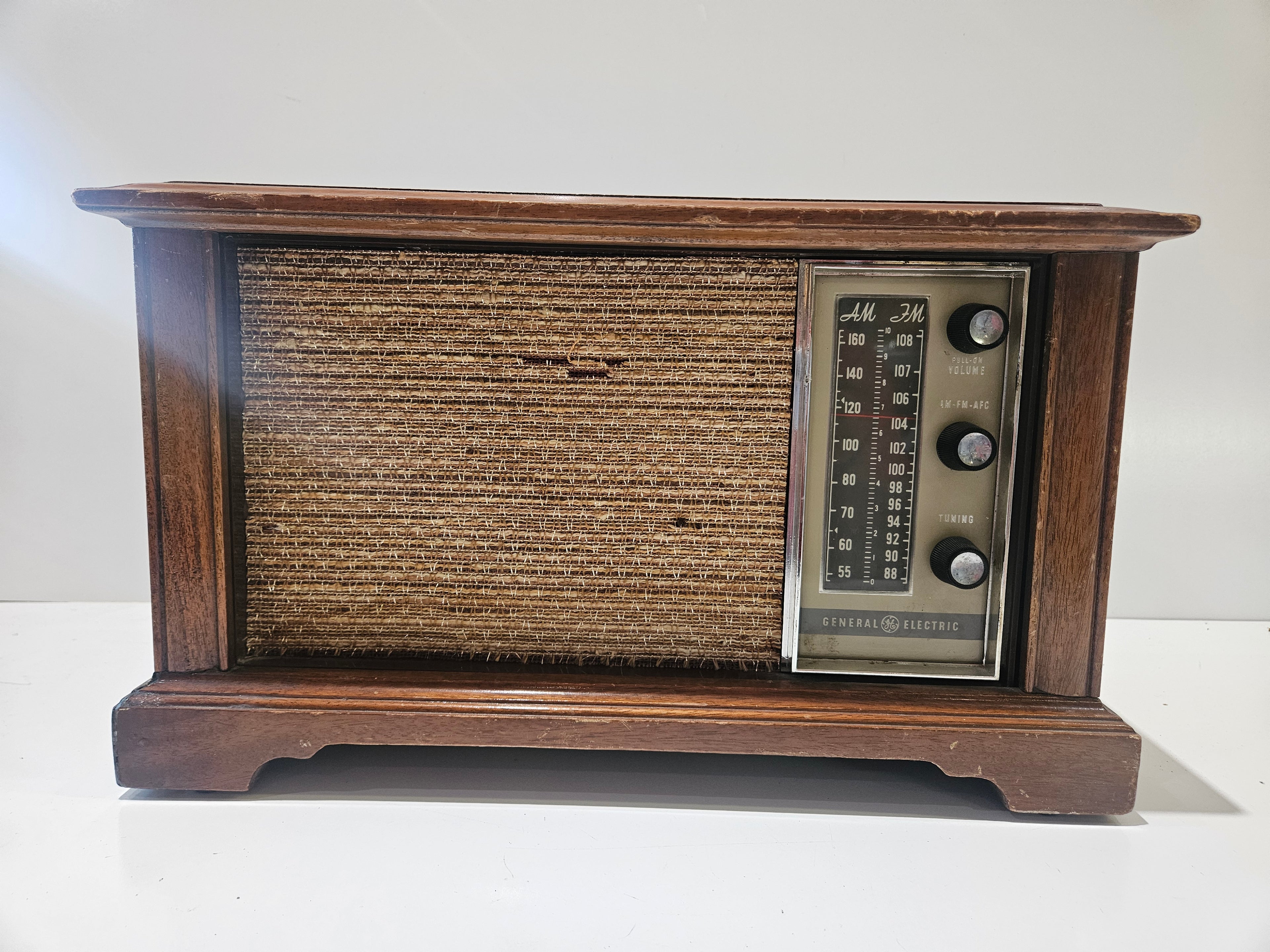 Vintage General Electric T-200A AM FM Tabletop Tube Radio Woodgrain Cabinet