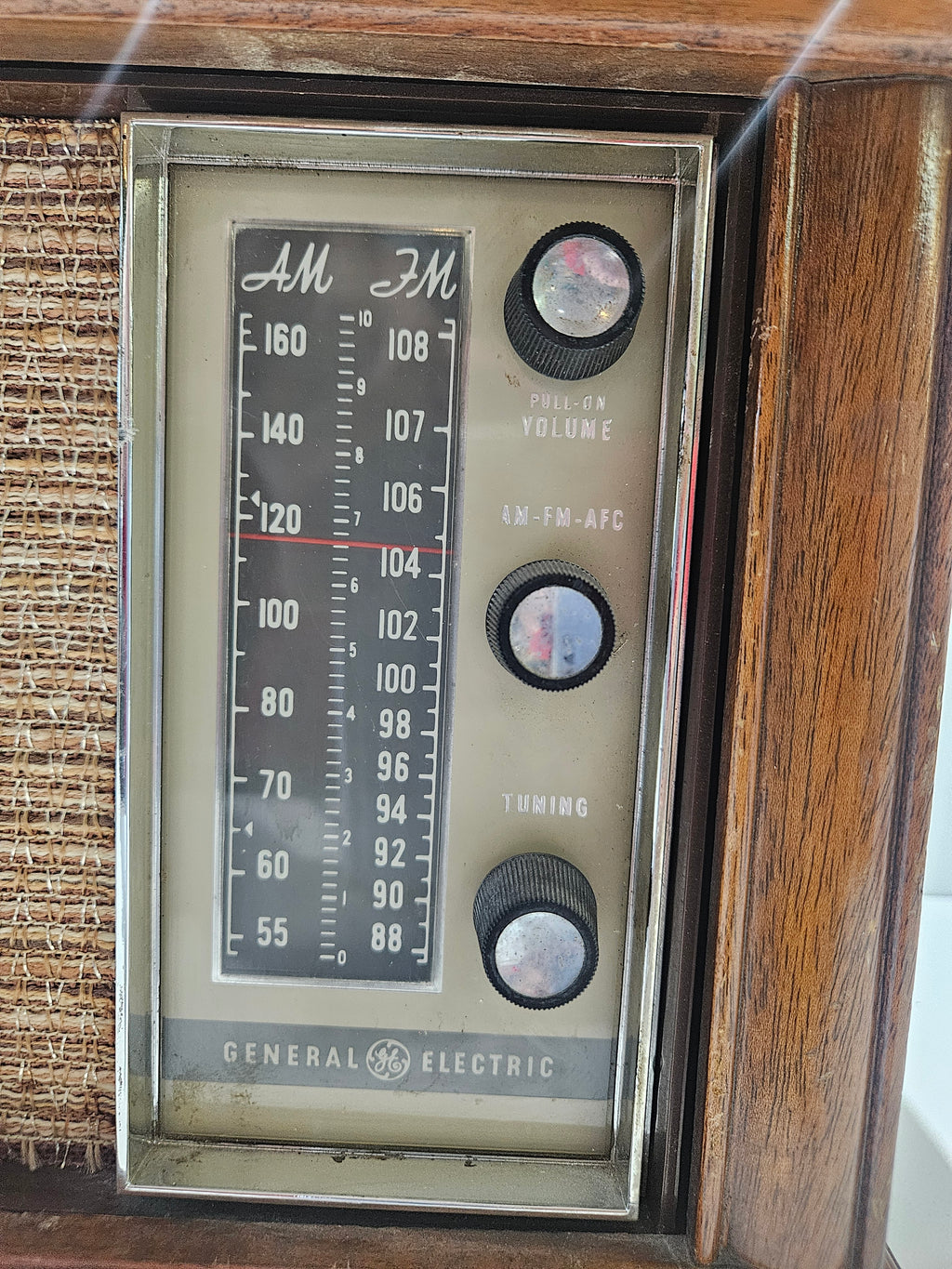 Vintage General Electric T-200A AM FM Tabletop Tube Radio Woodgrain Cabinet