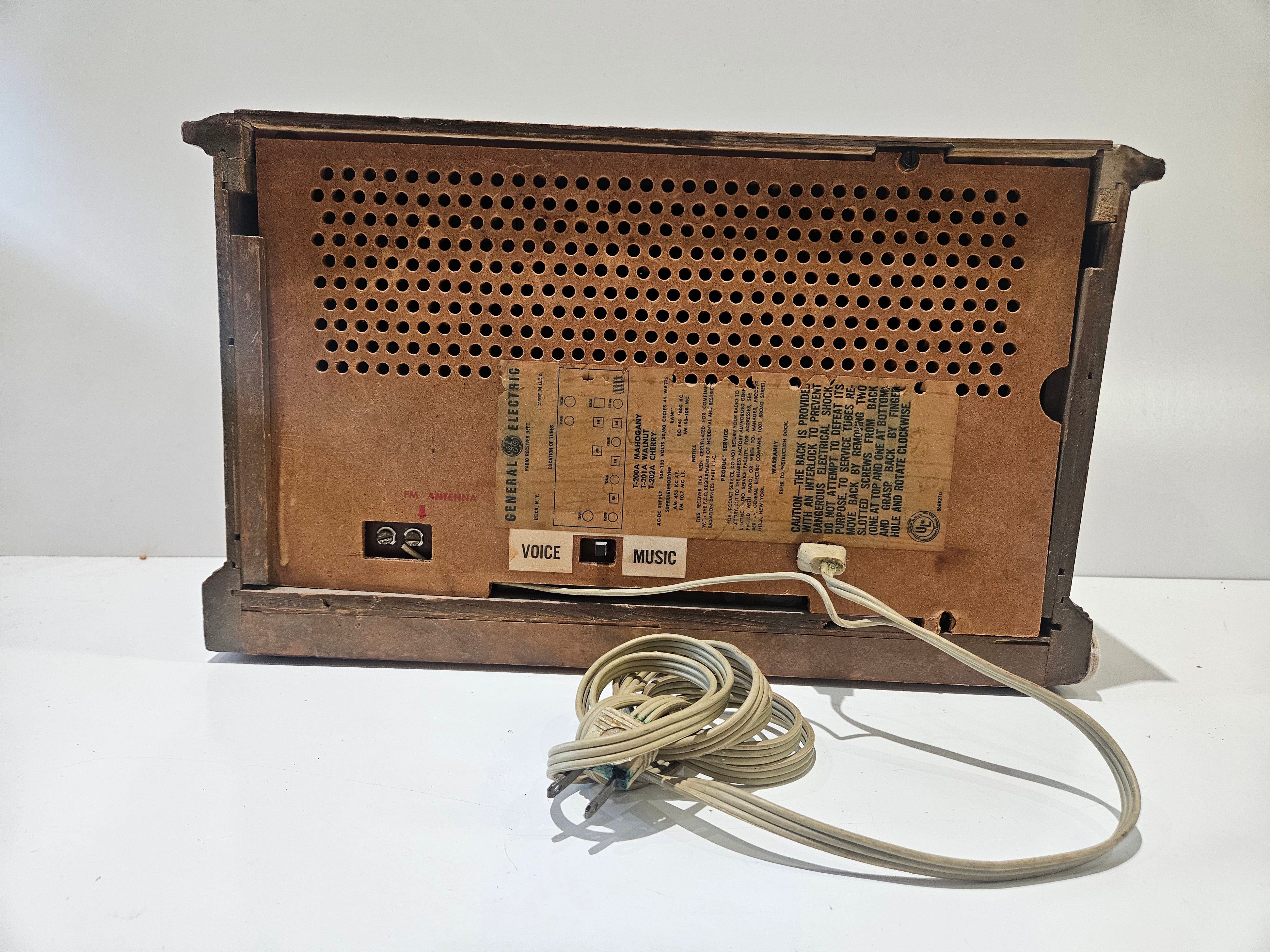 Vintage General Electric T-200A AM FM Tabletop Tube Radio Woodgrain Cabinet