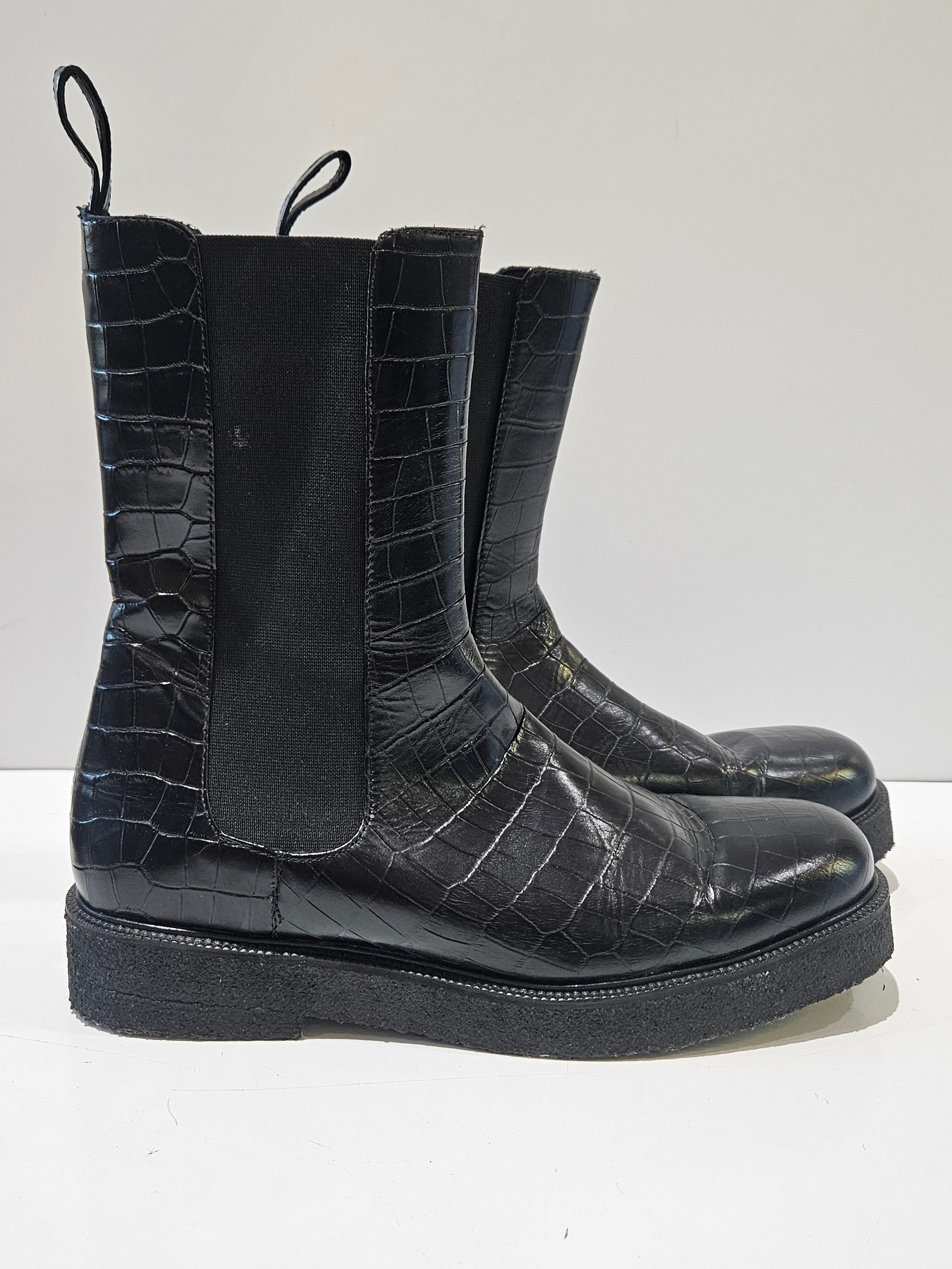 Black Croc Embossed Leather Chelsea Boots Size 42 Crepe Sole Fashion Footwear
