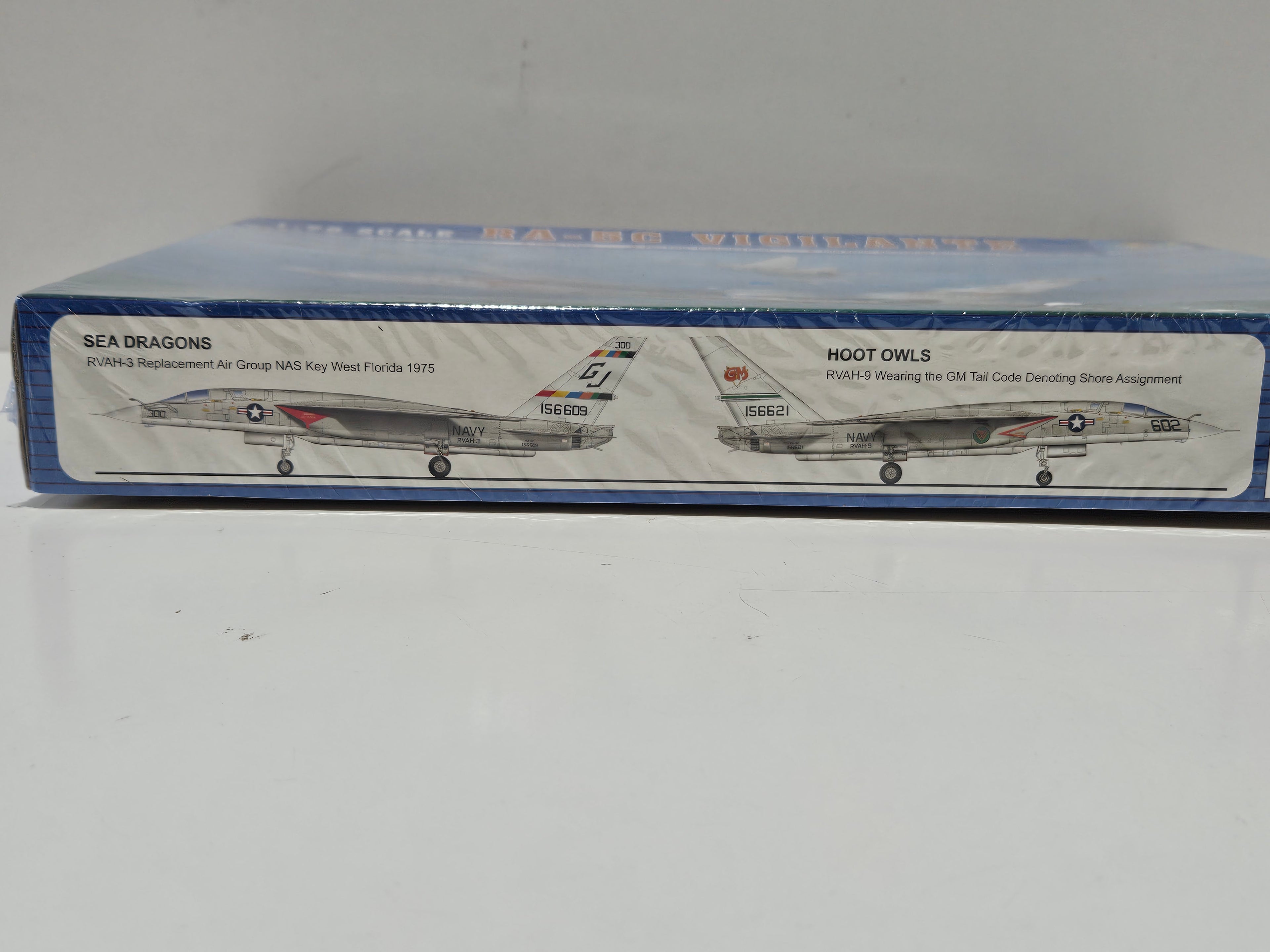 Vintage Trumpeter RA-5C Vigilante 1:72 Scale U.S. Navy Recon Aircraft Model Kit
