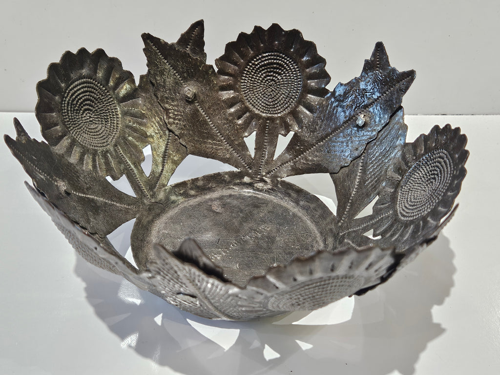 Vintage Omscarlouiste Haitian Hand Hammered Metal Sunflower Fruit Centerpiece Bowl