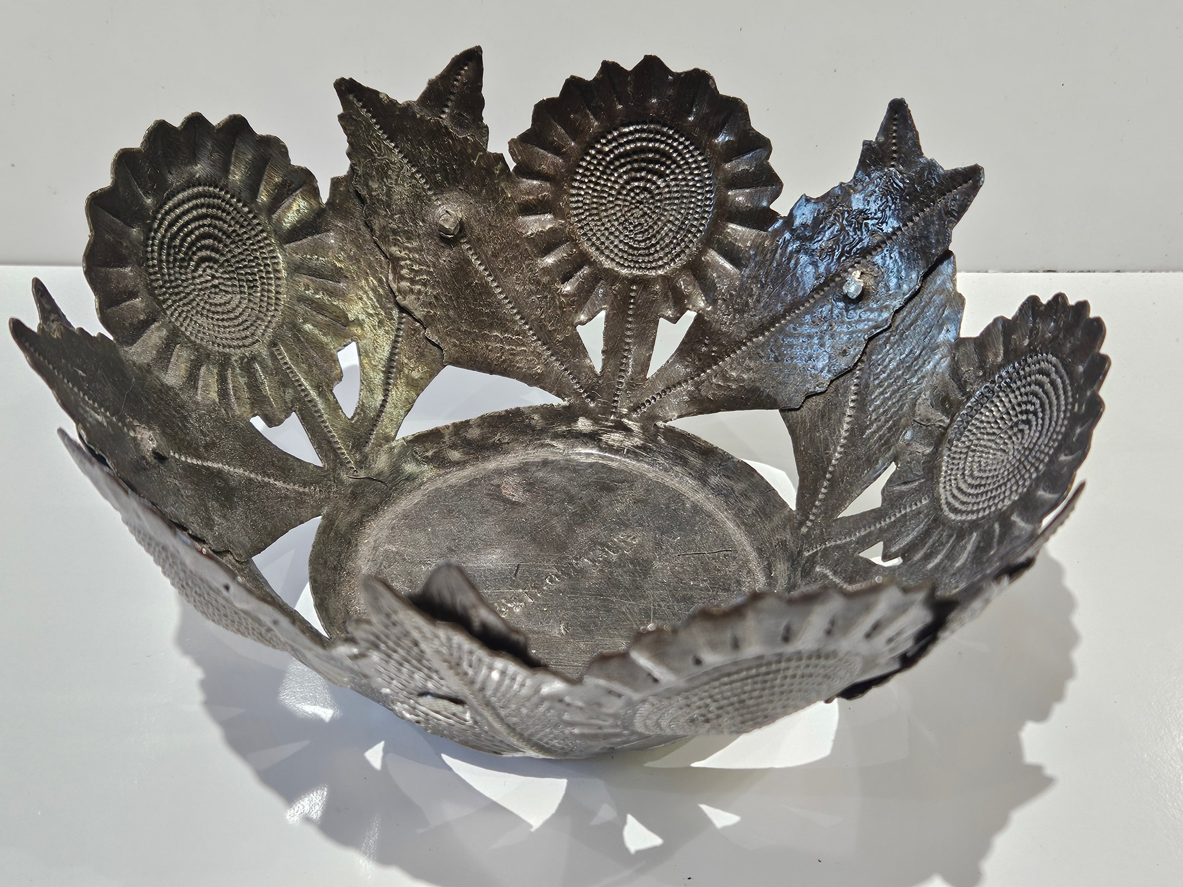 Vintage Omscarlouiste Haitian Hand Hammered Metal Sunflower Fruit Centerpiece Bowl