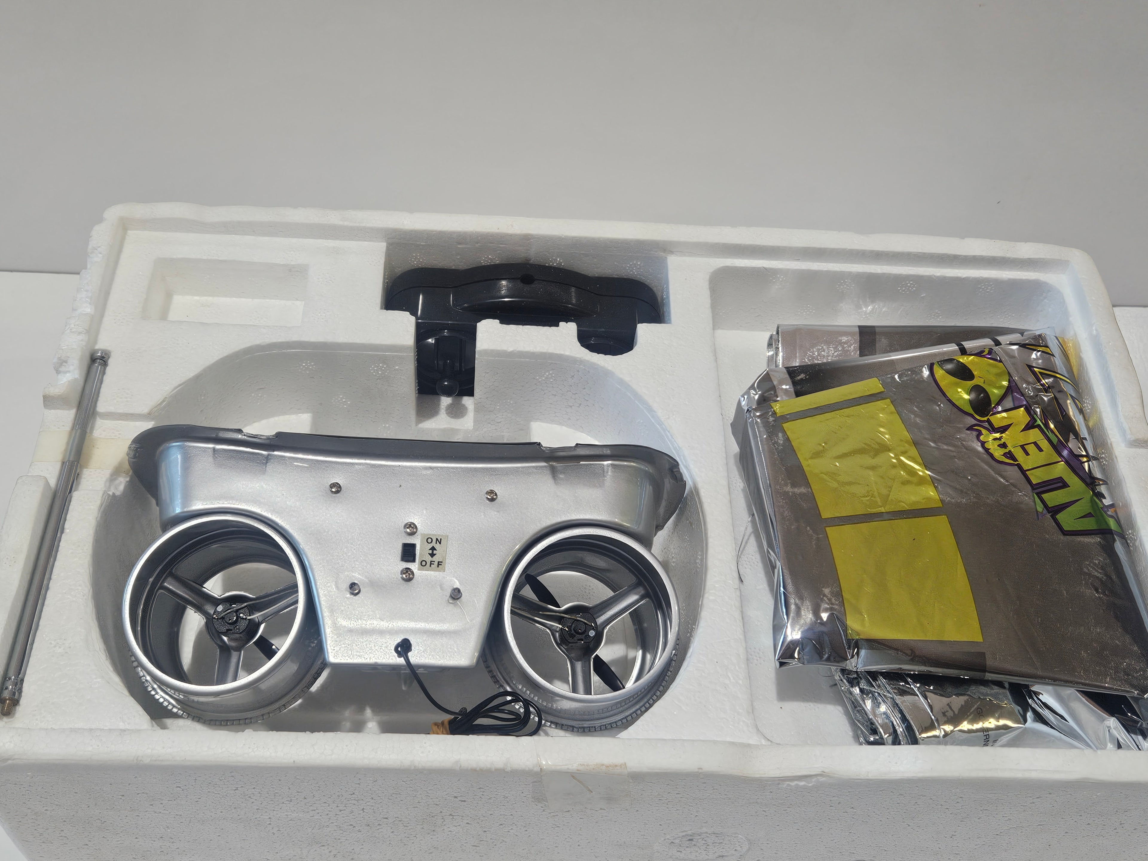 Vintage 1998 Alien Wizzard Radio Control Flying Saucer RC Toy Complete In Box
