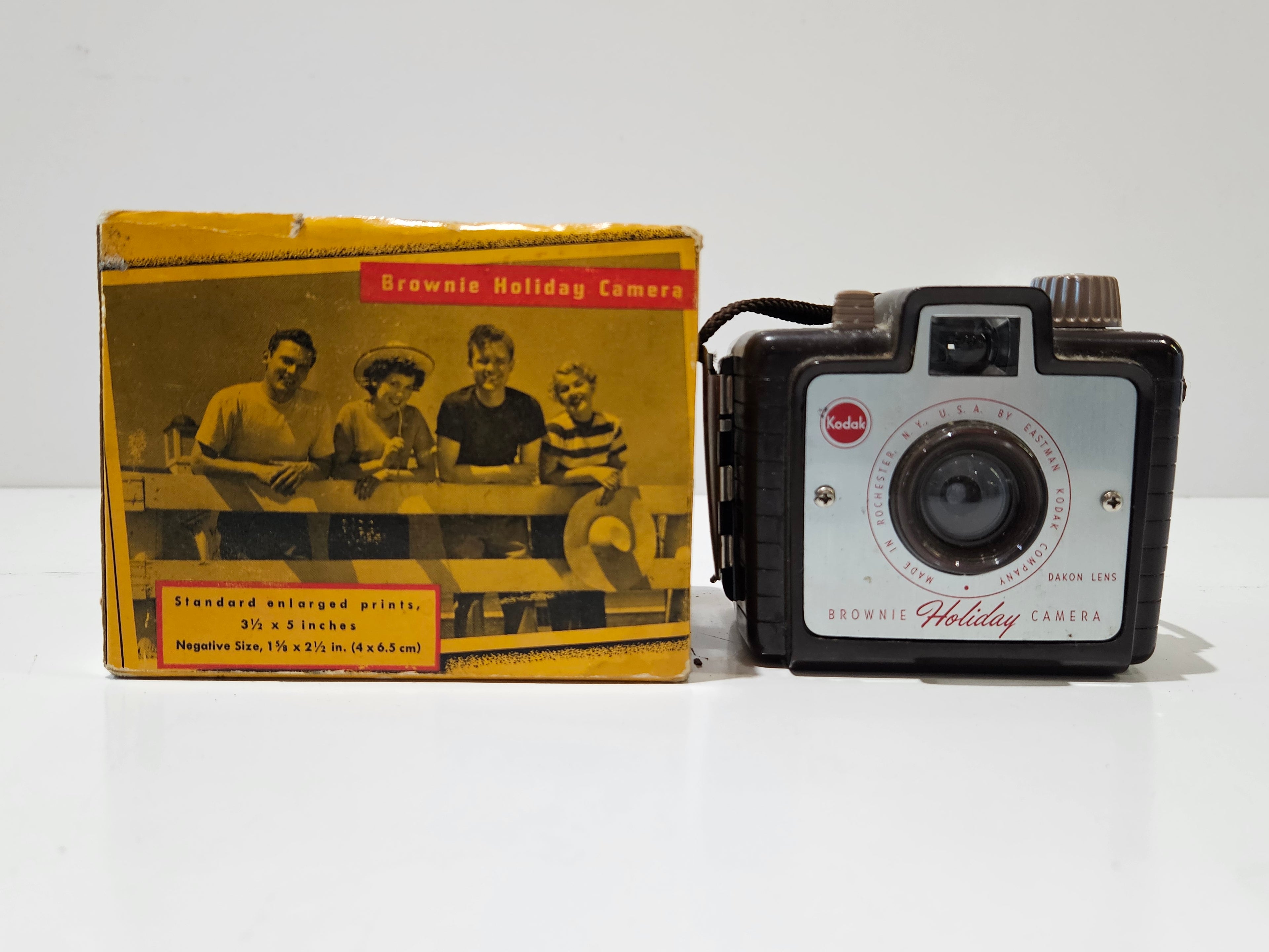 Vintage Kodak Brownie Holiday Camera With Original Box Dakon Lens 127 Film USA