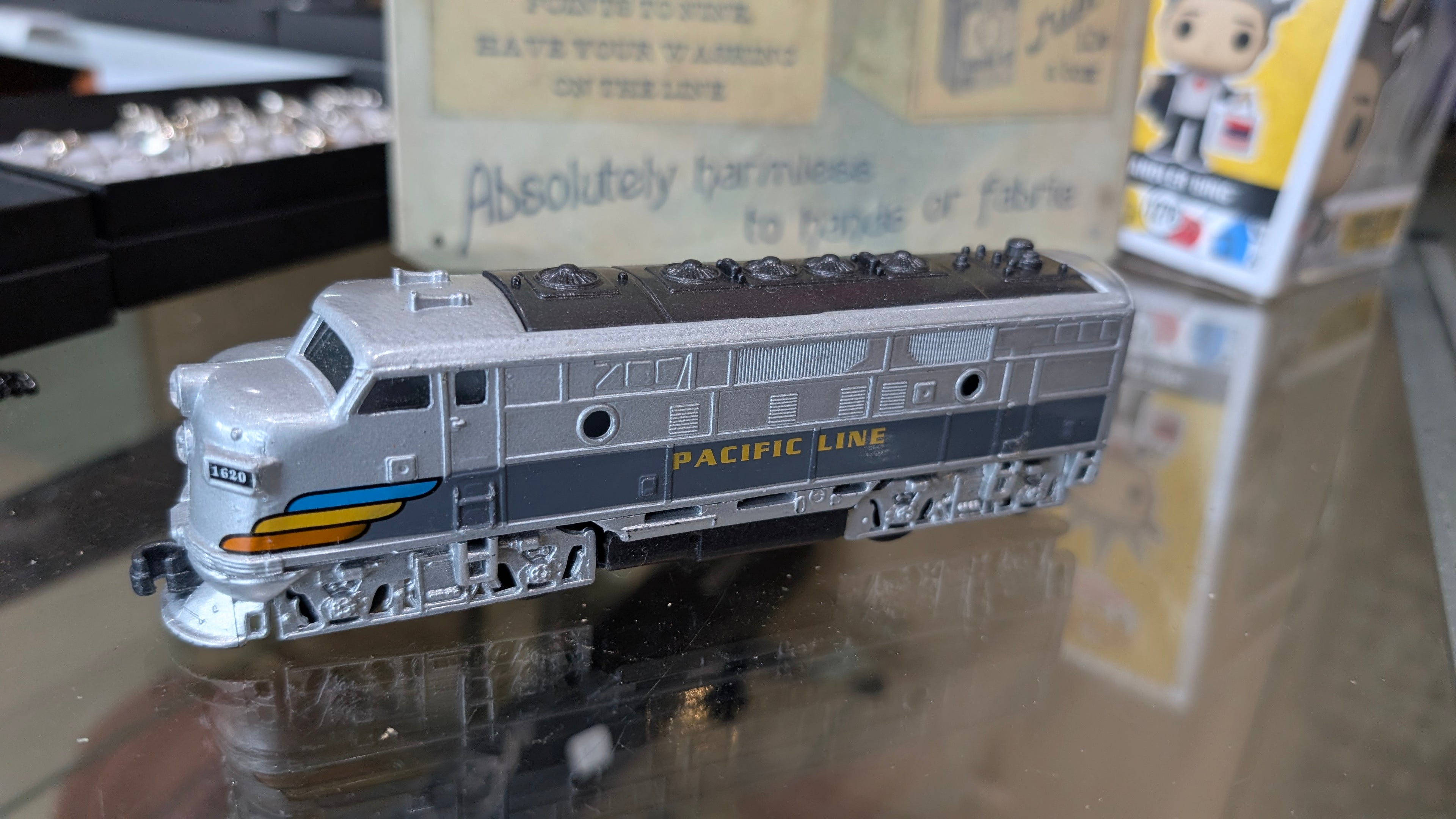 Pacific Line Diesel Locomotive Model Train Diecast Engine Railroad Collectible