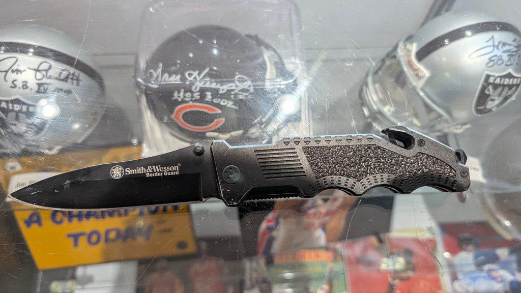 Smith Wesson Border Guard Folding Knife SWBG1 Tactical Collectible Display Set