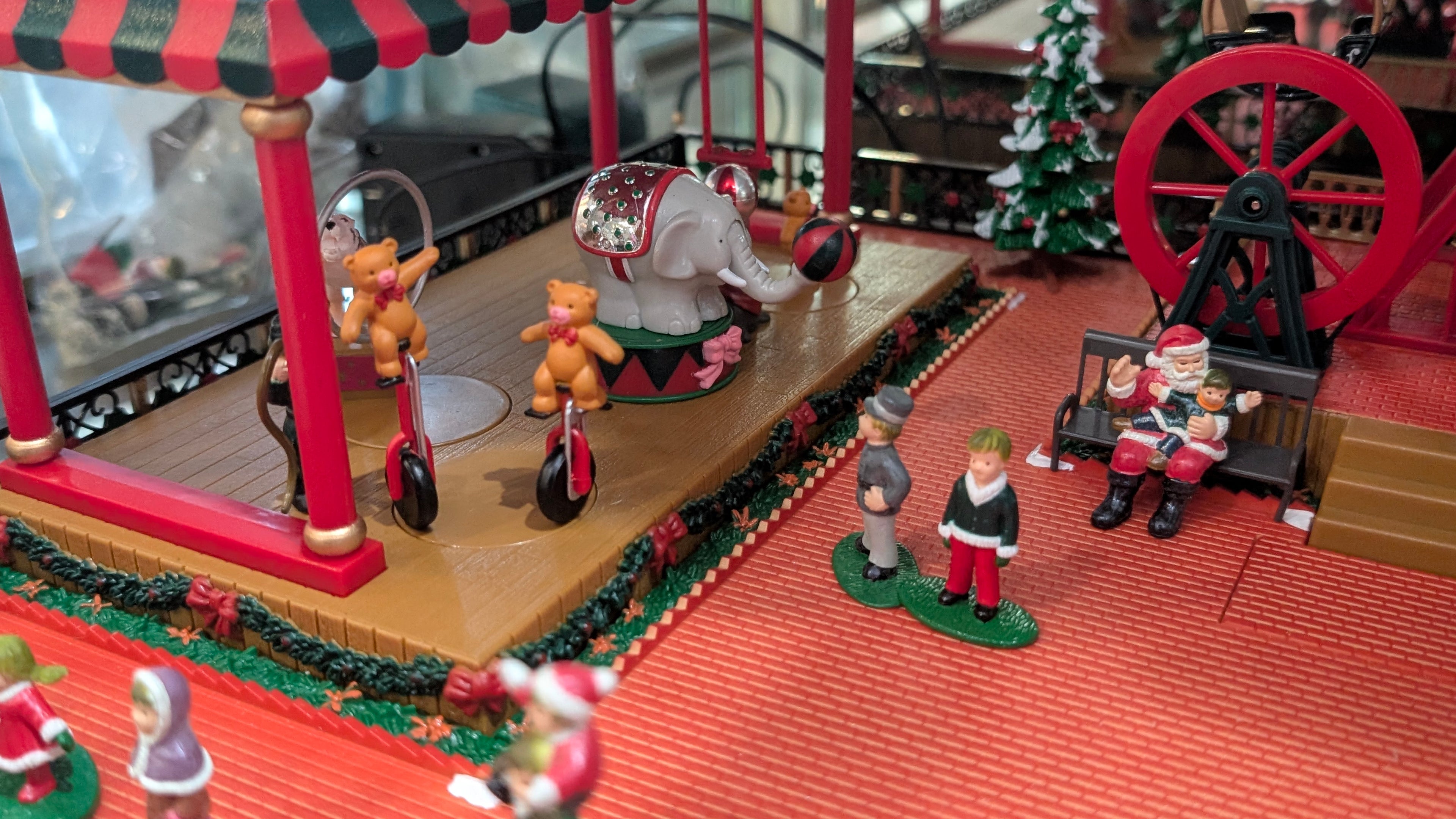 Maisto Santas Holiday Wonderland Animated Musical Display Needs Fuse Replacement to power on