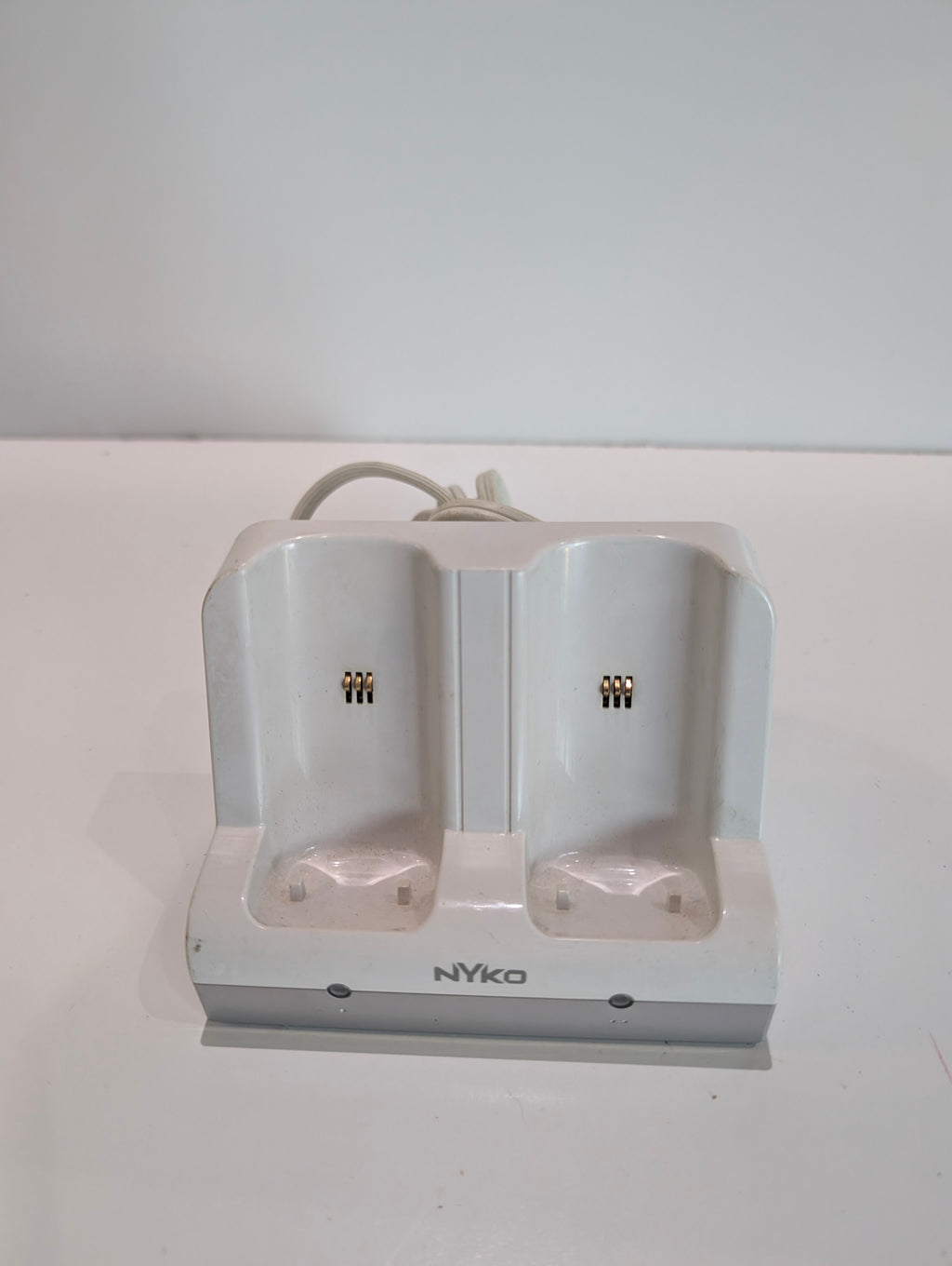 Nyko Wii Dual Charge Station Dock For Wii Remotes White Model 87000