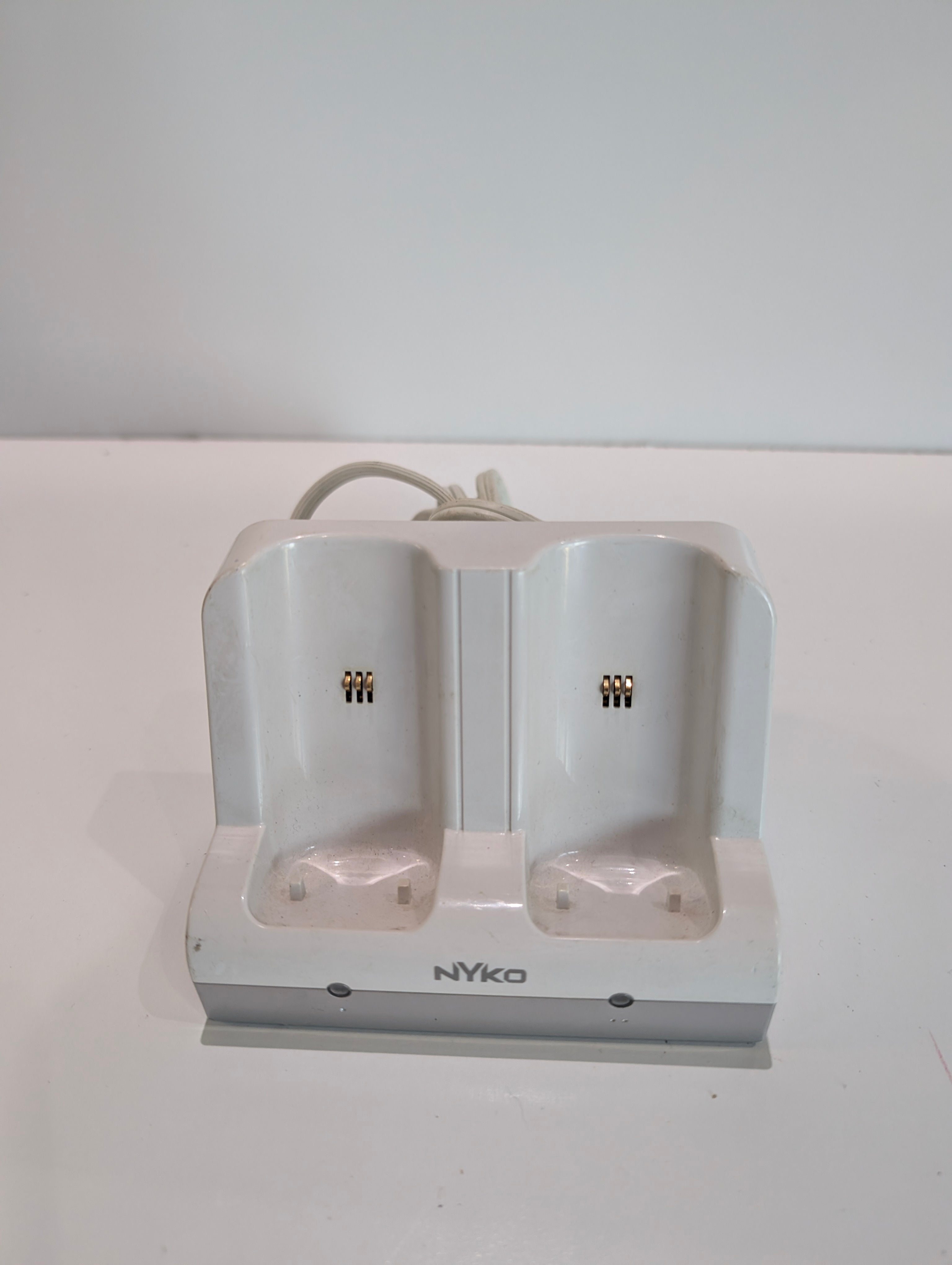 Nyko Wii Dual Charge Station Dock For Wii Remotes White Model 87000