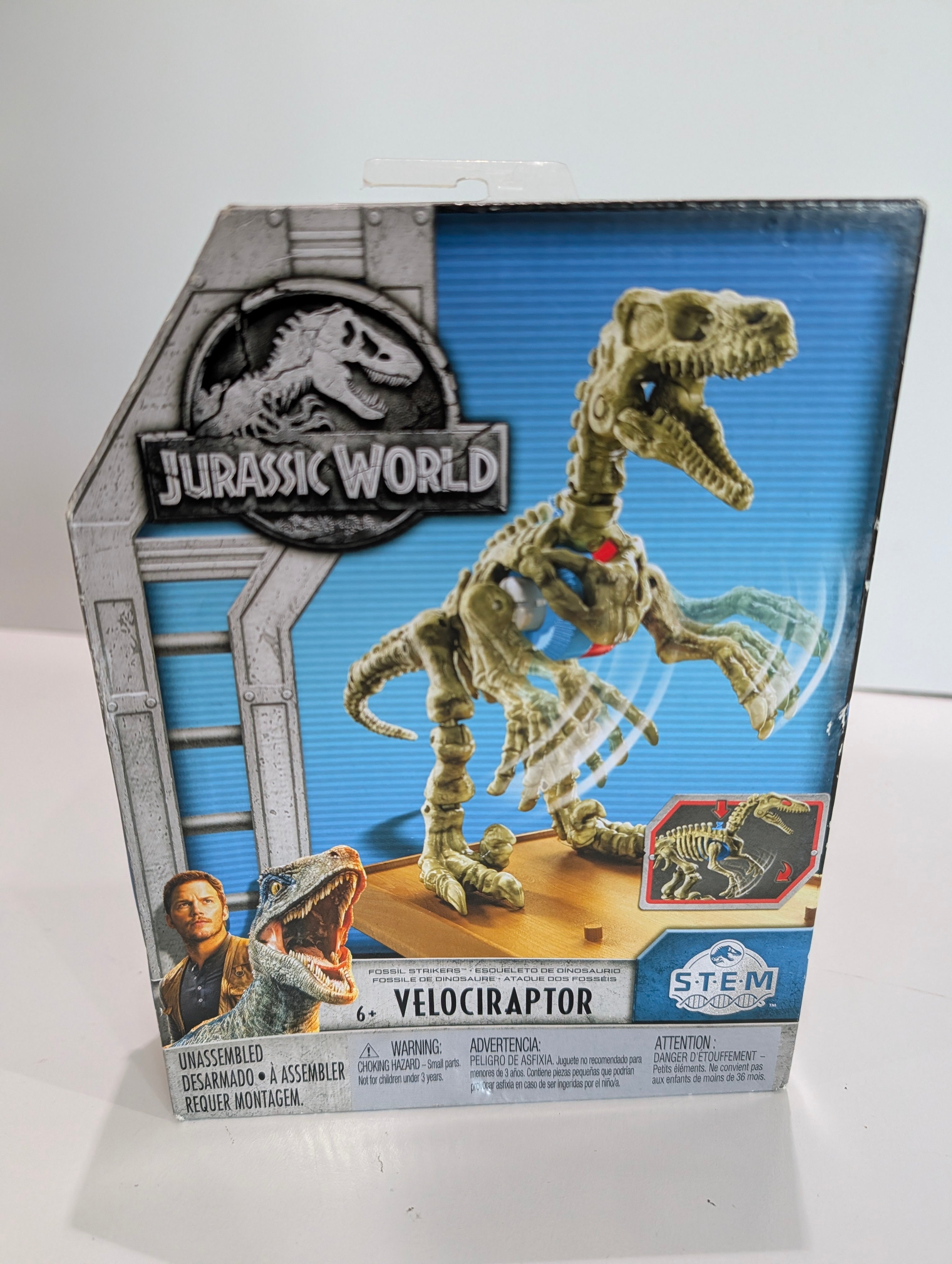 Jurassic World Velociraptor Fossil Strikers STEM Dinosaur Skeleton Figure Kit