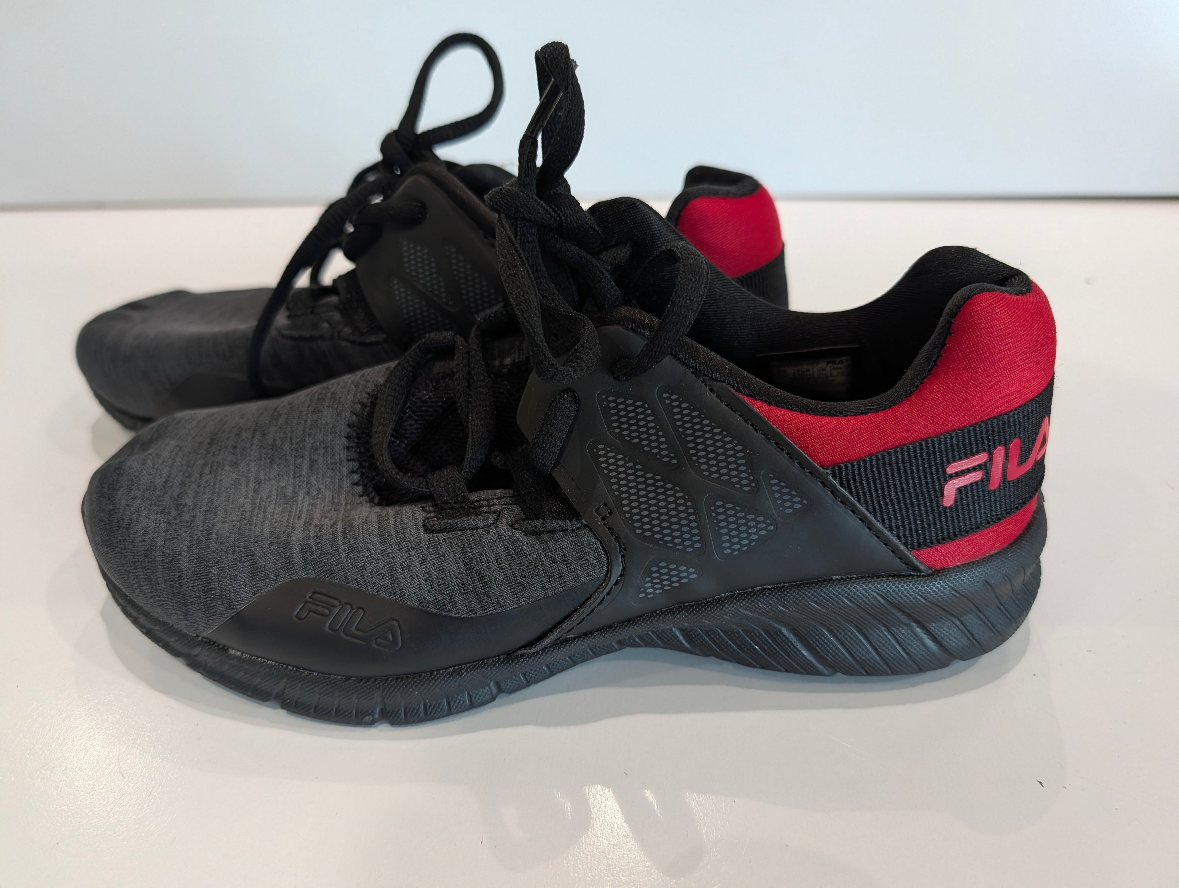 Fila Athletic Sneakers Black Red Size 3.5 Youth Running Training Shoes Comfort