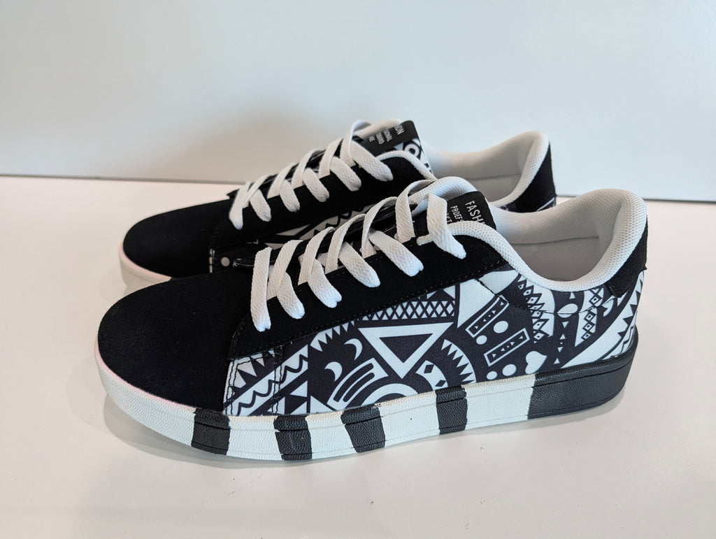 Fashion Casual Low Top Sneakers Black White Graphic Pattern US Size 9 Shoes