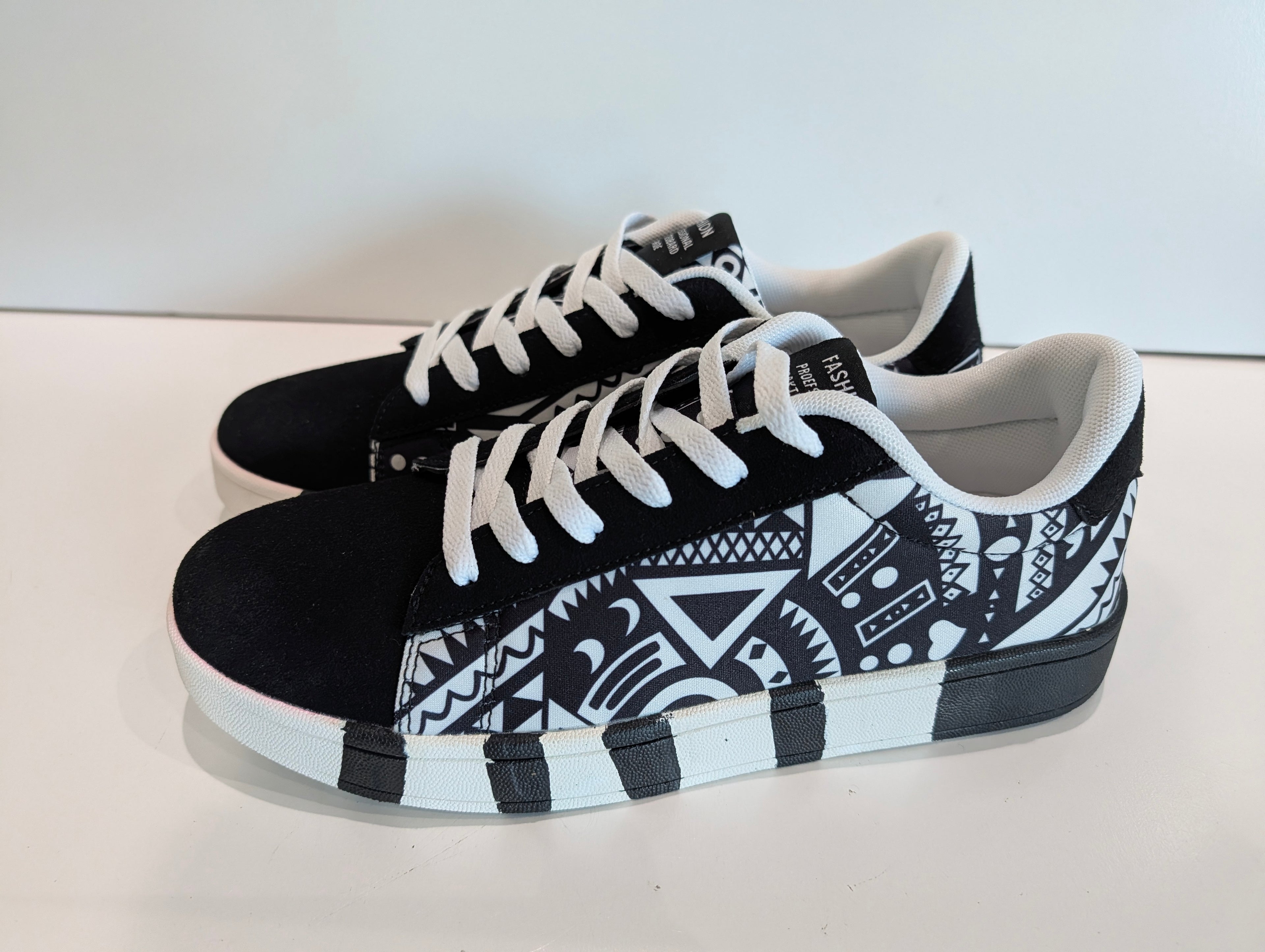 Fashion Casual Low Top Sneakers Black White Graphic Pattern US Size 9 Shoes