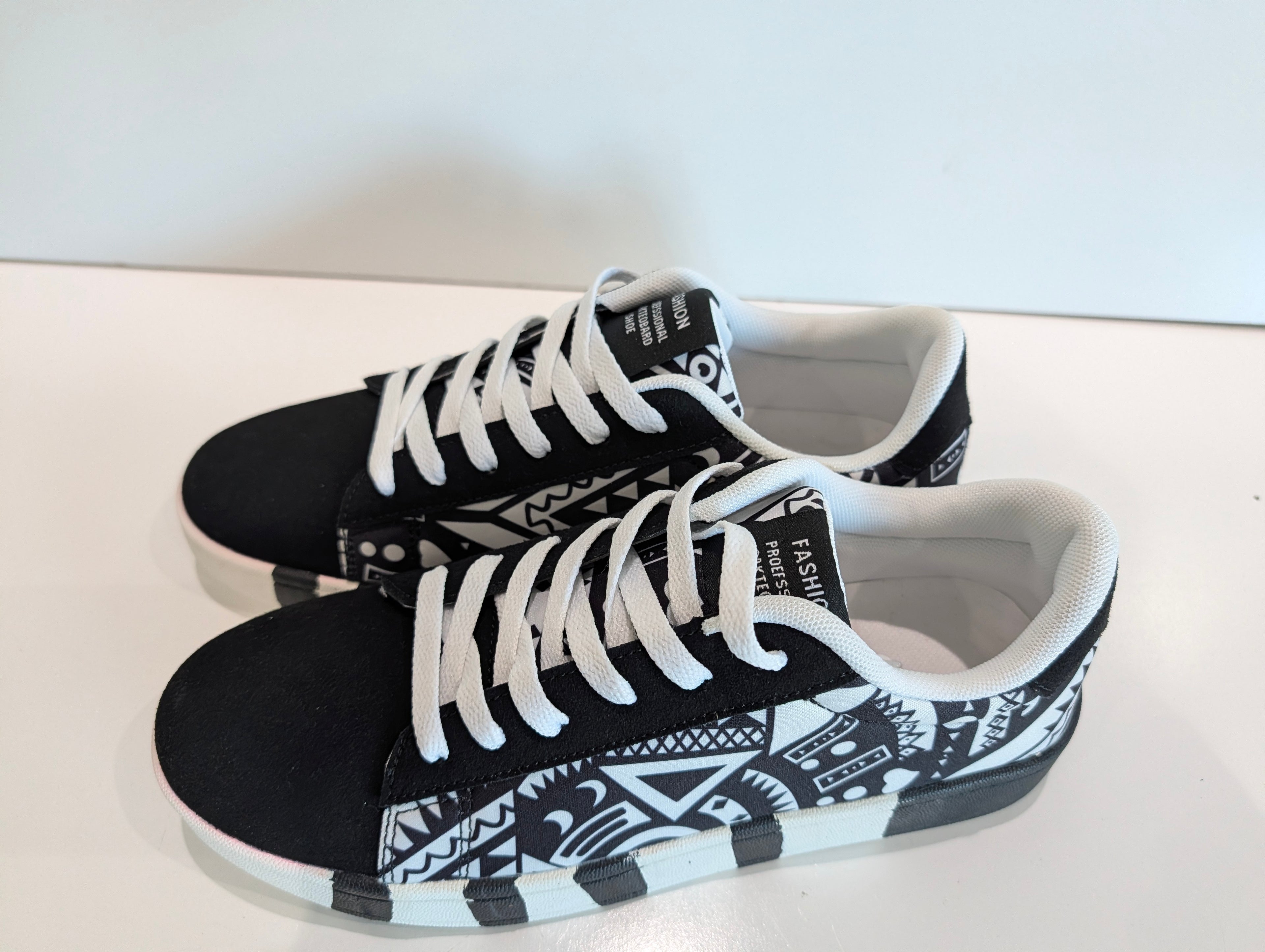 Fashion Casual Low Top Sneakers Black White Graphic Pattern US Size 9 Shoes