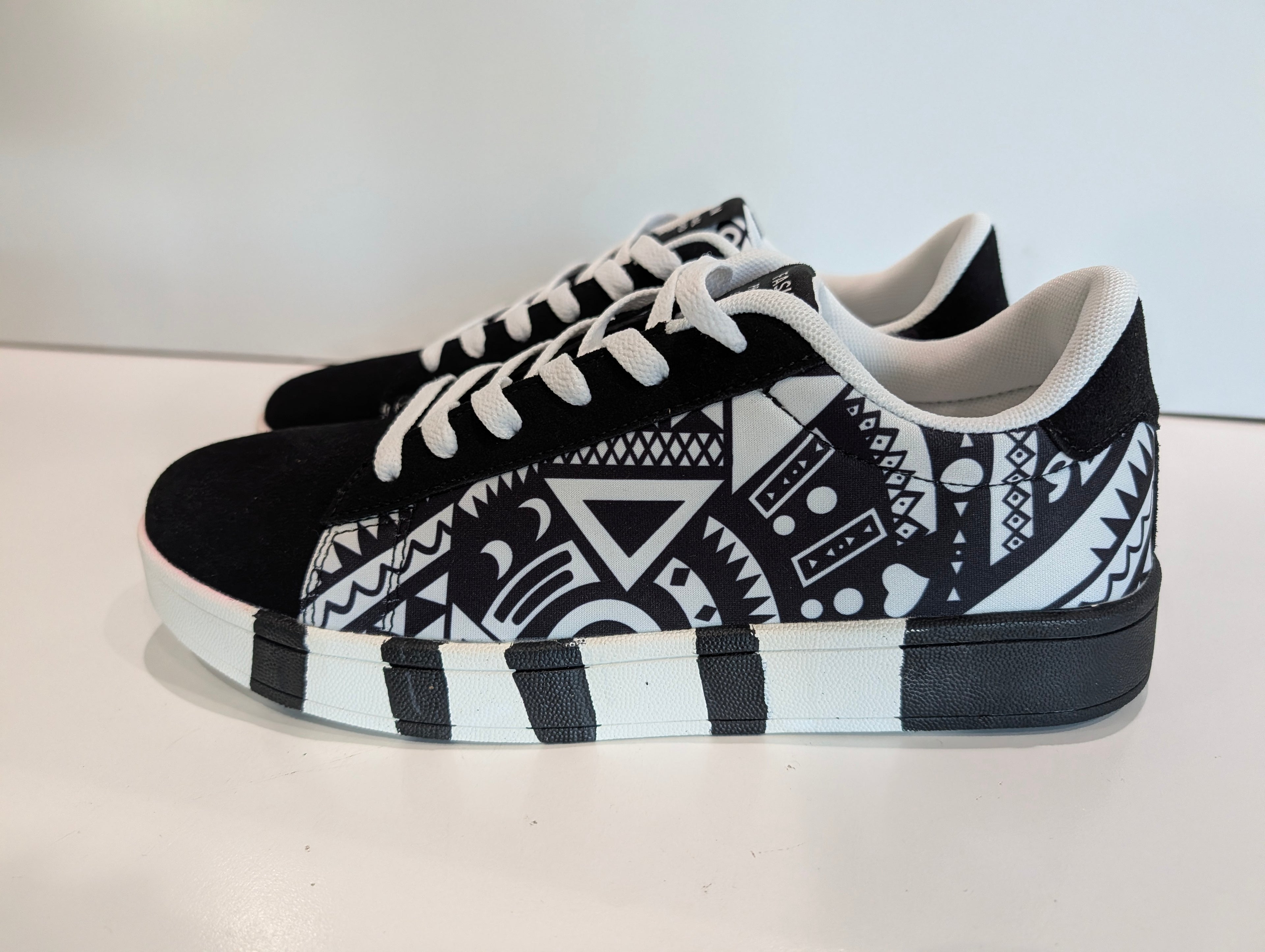 Fashion Casual Low Top Sneakers Black White Graphic Pattern US Size 9 Shoes