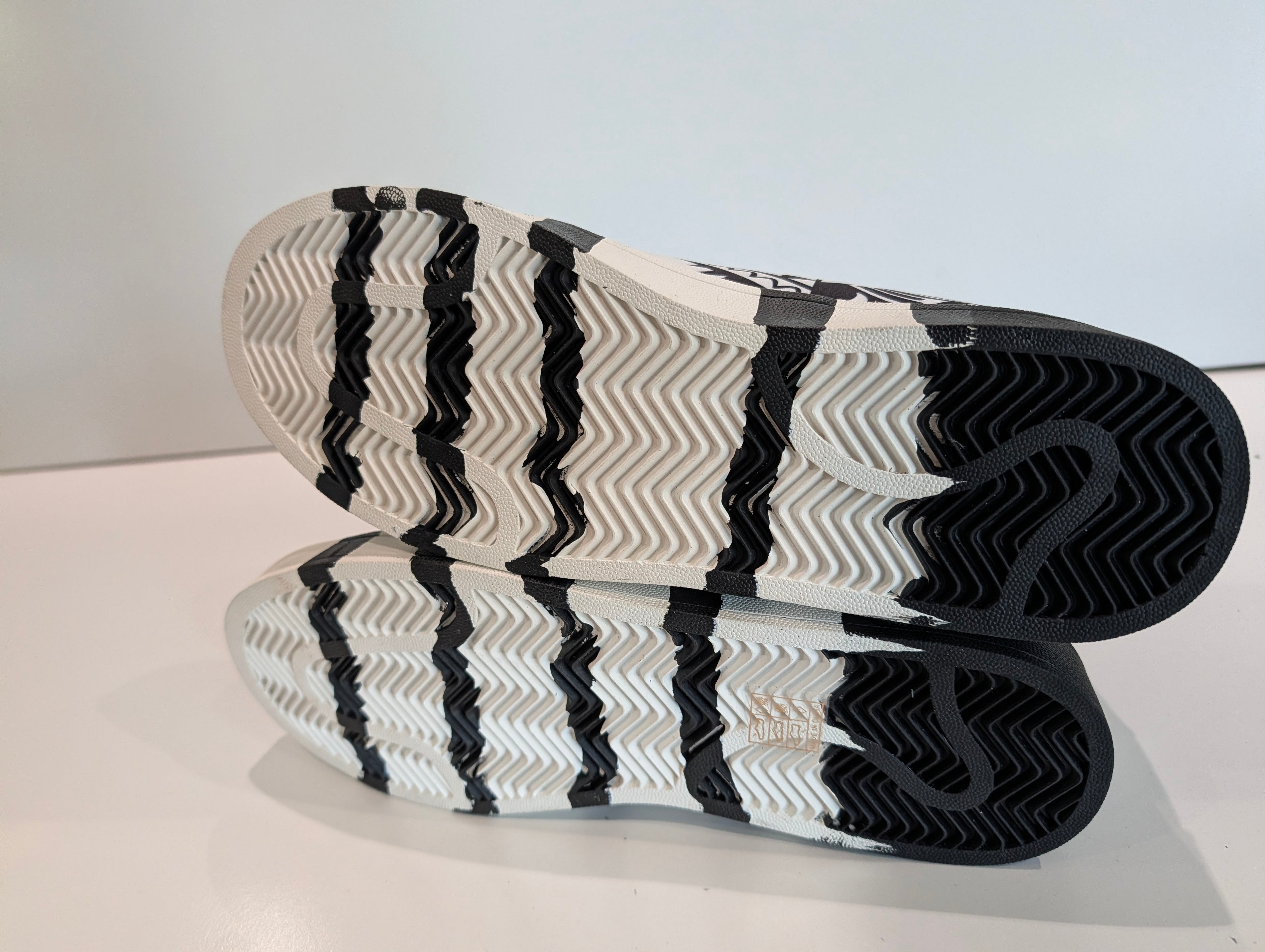 Fashion Casual Low Top Sneakers Black White Graphic Pattern US Size 9 Shoes