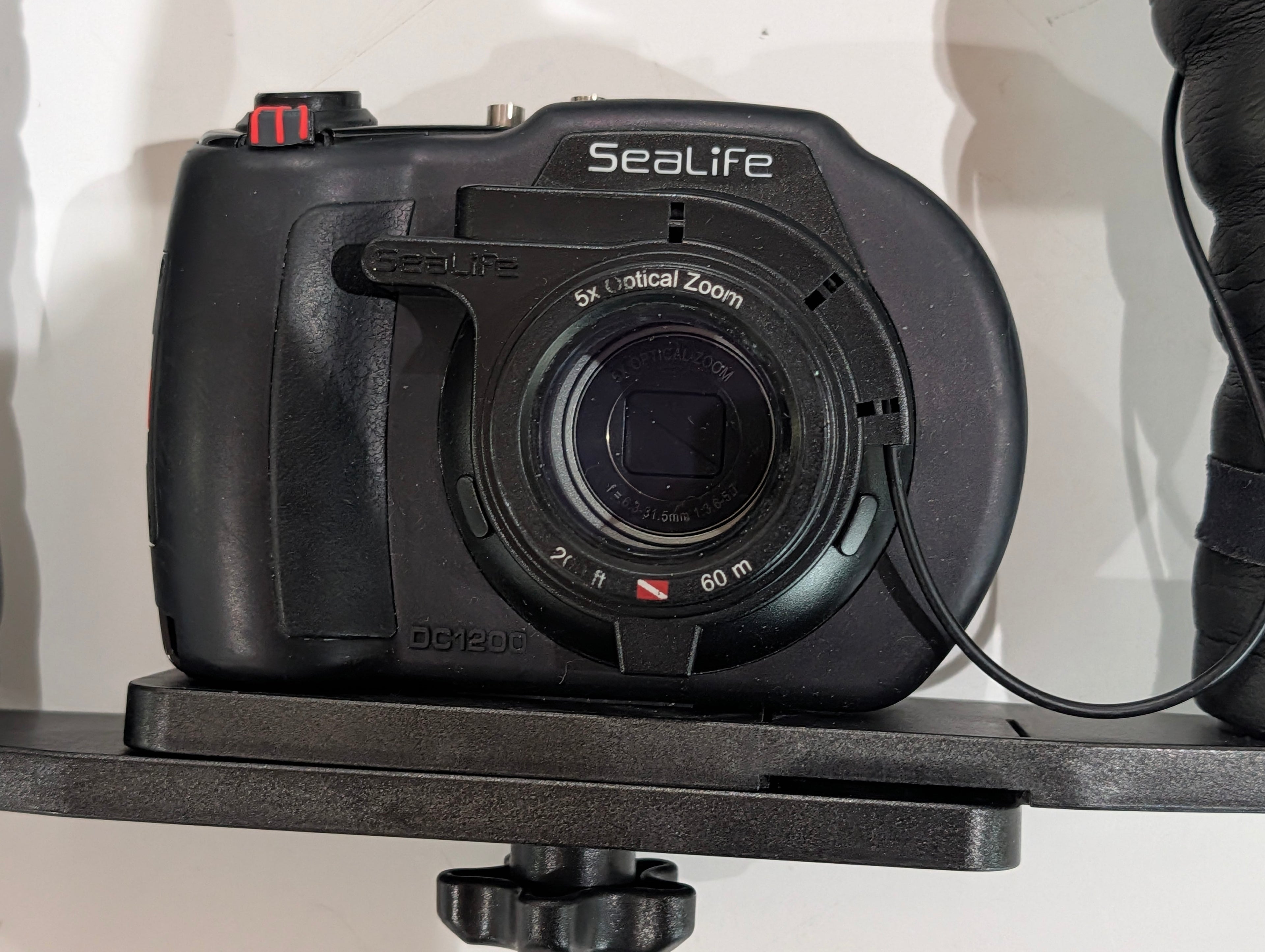 SeaLife DC1200 Underwater Camera Kit W Dual Flash Lights Tray System