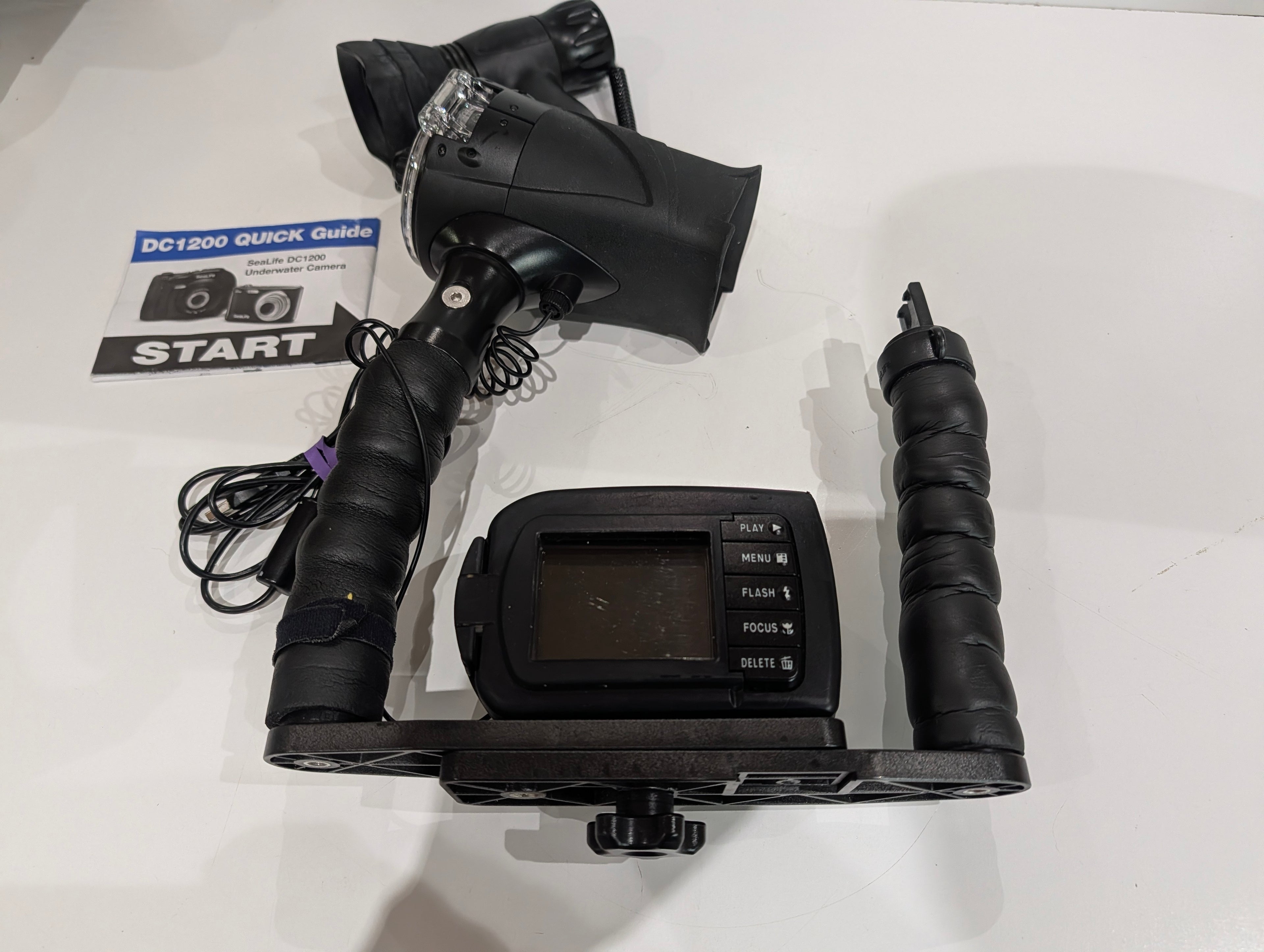 SeaLife DC1200 Underwater Camera Kit W Dual Flash Lights Tray System