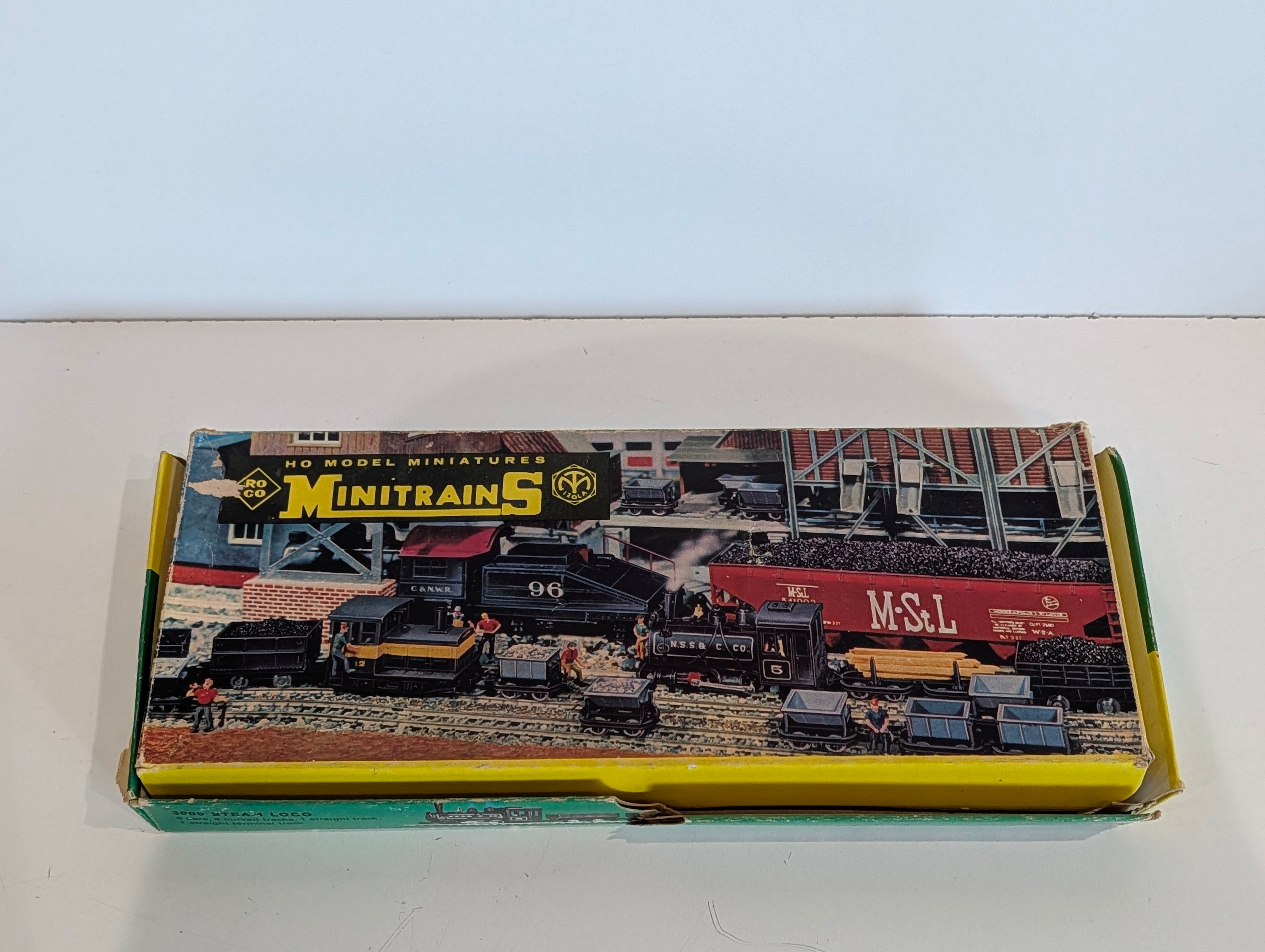 Vintage Roco Minitrains HO Scale Train Set Locomotive Cars Track In Box