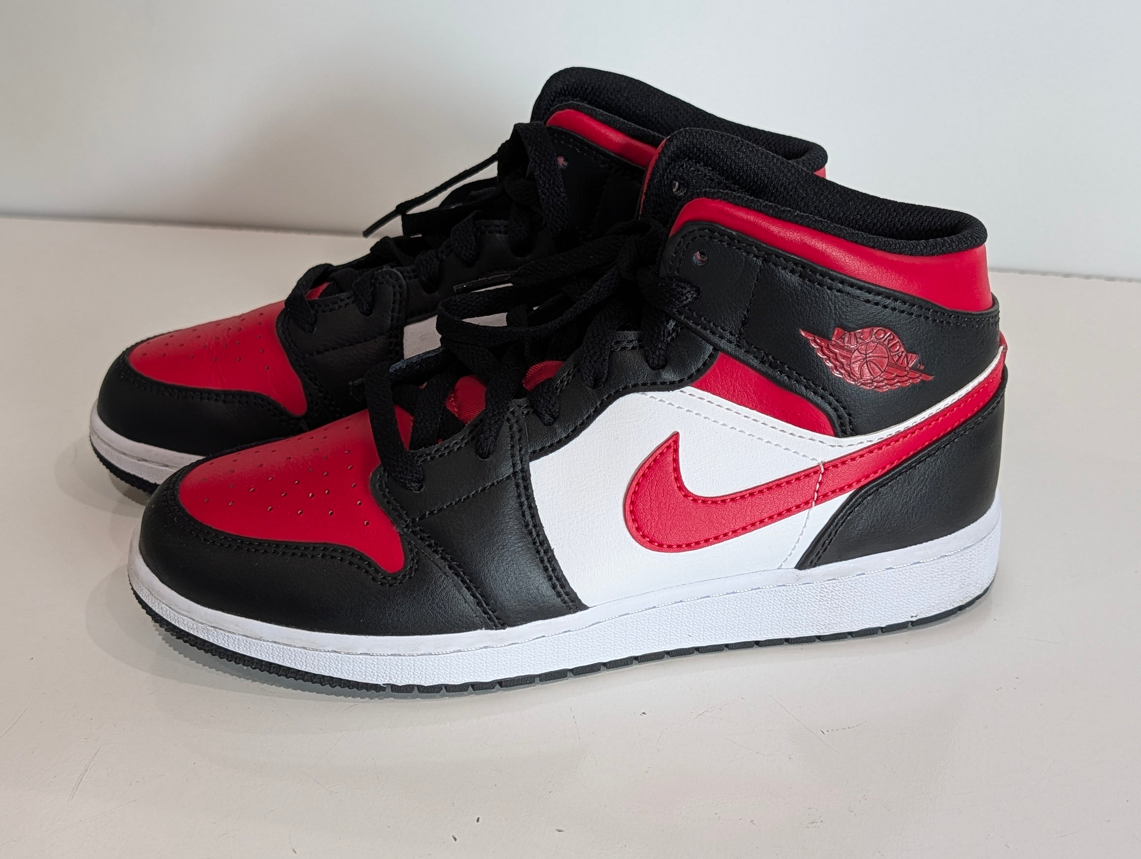 Nike Air Jordan 1 Mid Chicago Black Red White 554725-079 Youth Size 6Y Shoes