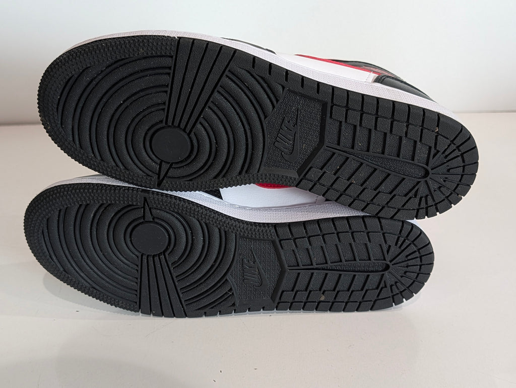 Nike Air Jordan 1 Mid Chicago Black Red White 554725-079 Youth Size 6Y Shoes