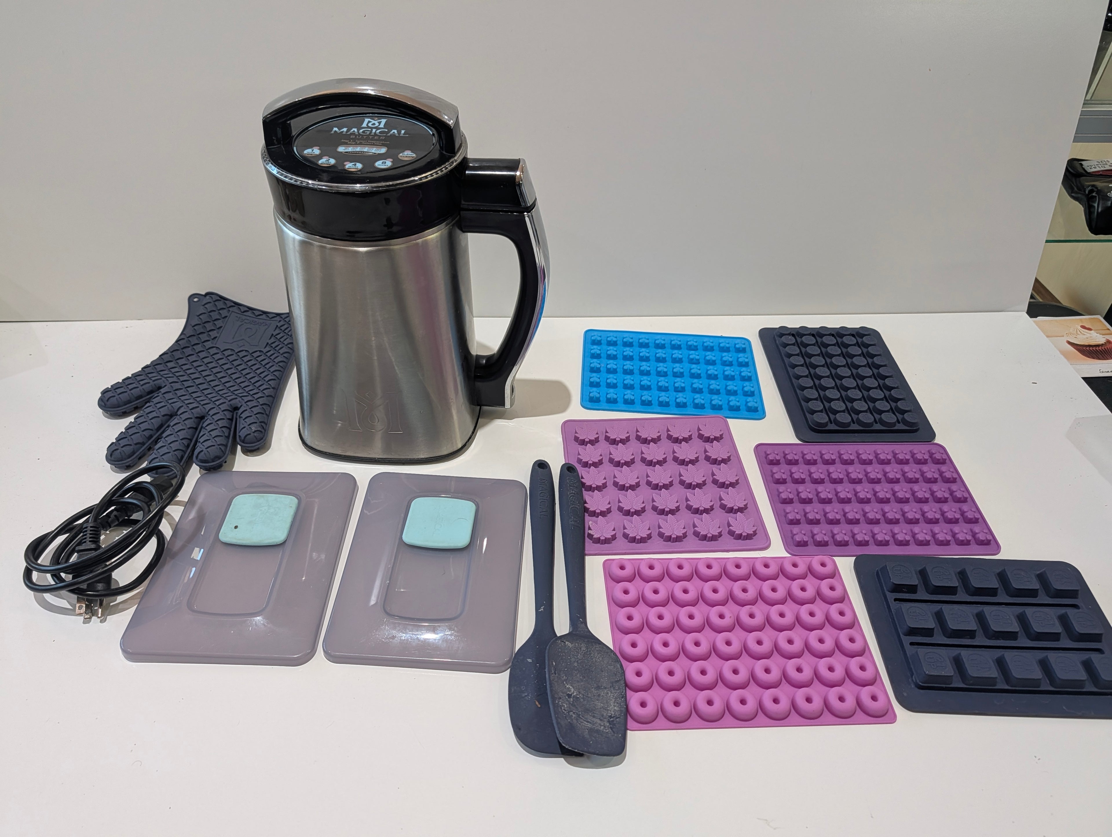 Magical Butter MB2e Herbal Infuser Machine Silicone Mold Accessory Bundle Set