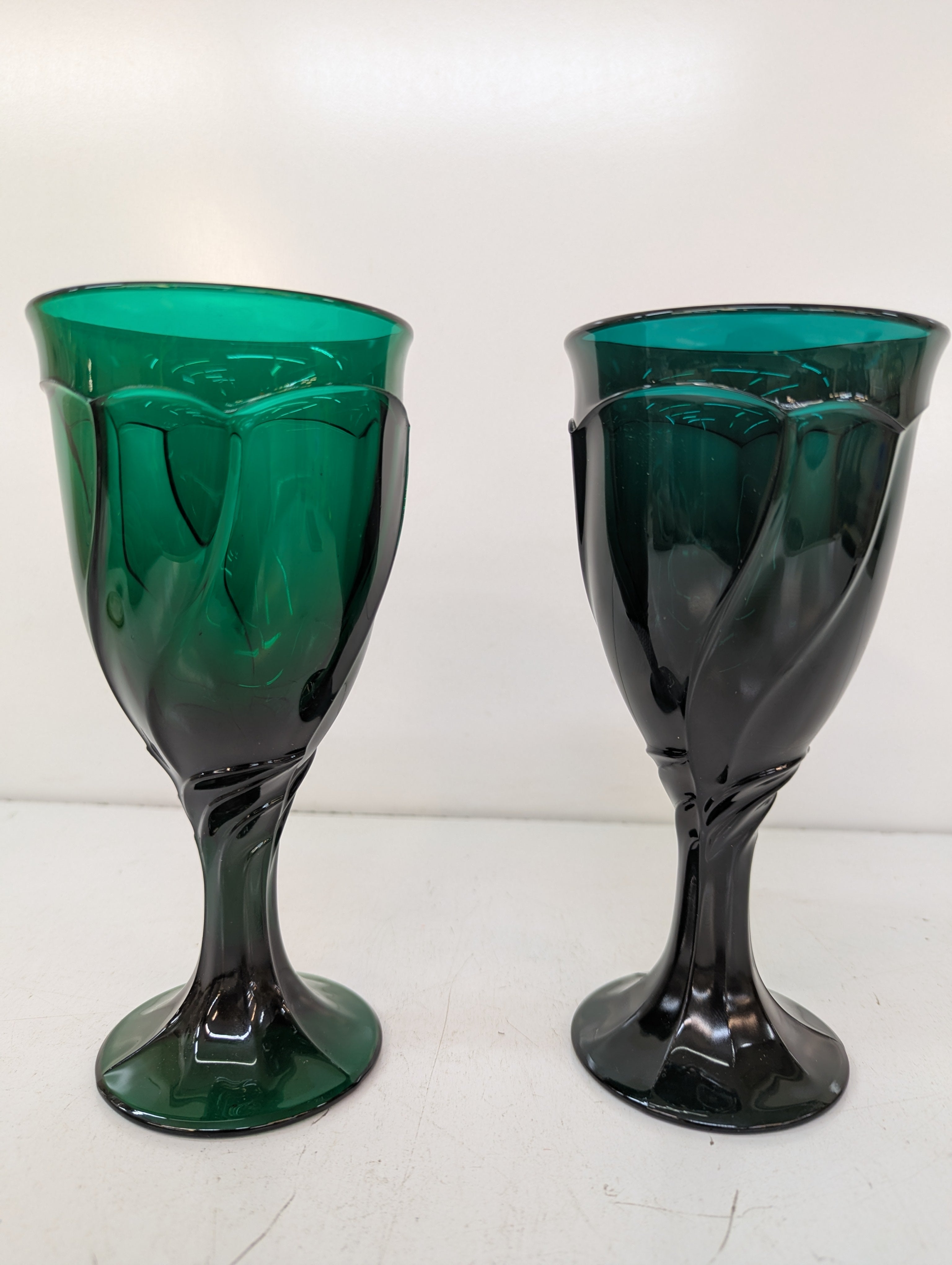 Vintage Set Of 2 Emerald Green Swirl Art Glass Wine Goblets Hand Blown Stemware