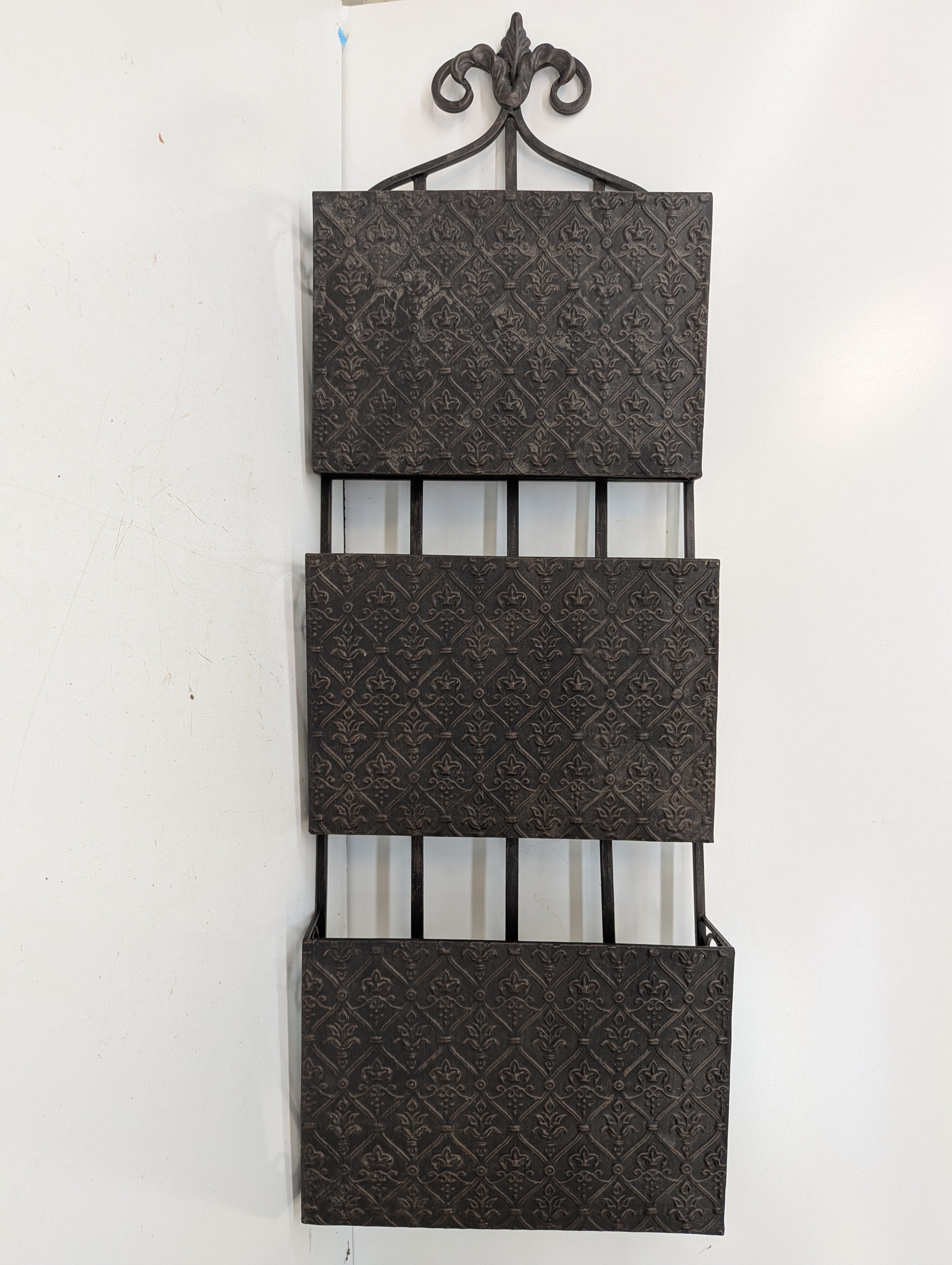 Vintage Fleur De Lis Wall Mounted Metal 3 Pocket Mail Organizer Magazine Rack Decor