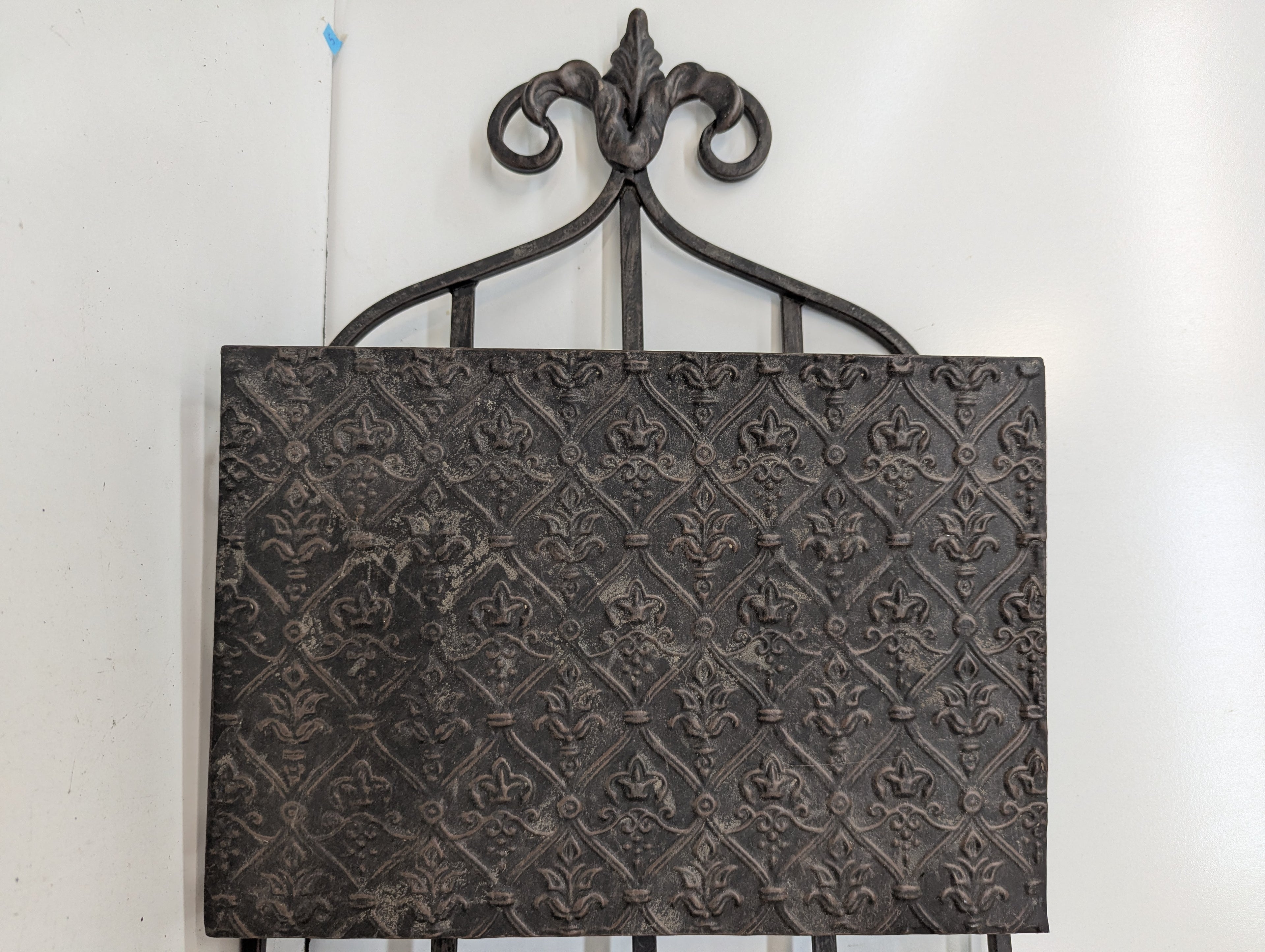 Vintage Fleur De Lis Wall Mounted Metal 3 Pocket Mail Organizer Magazine Rack Decor