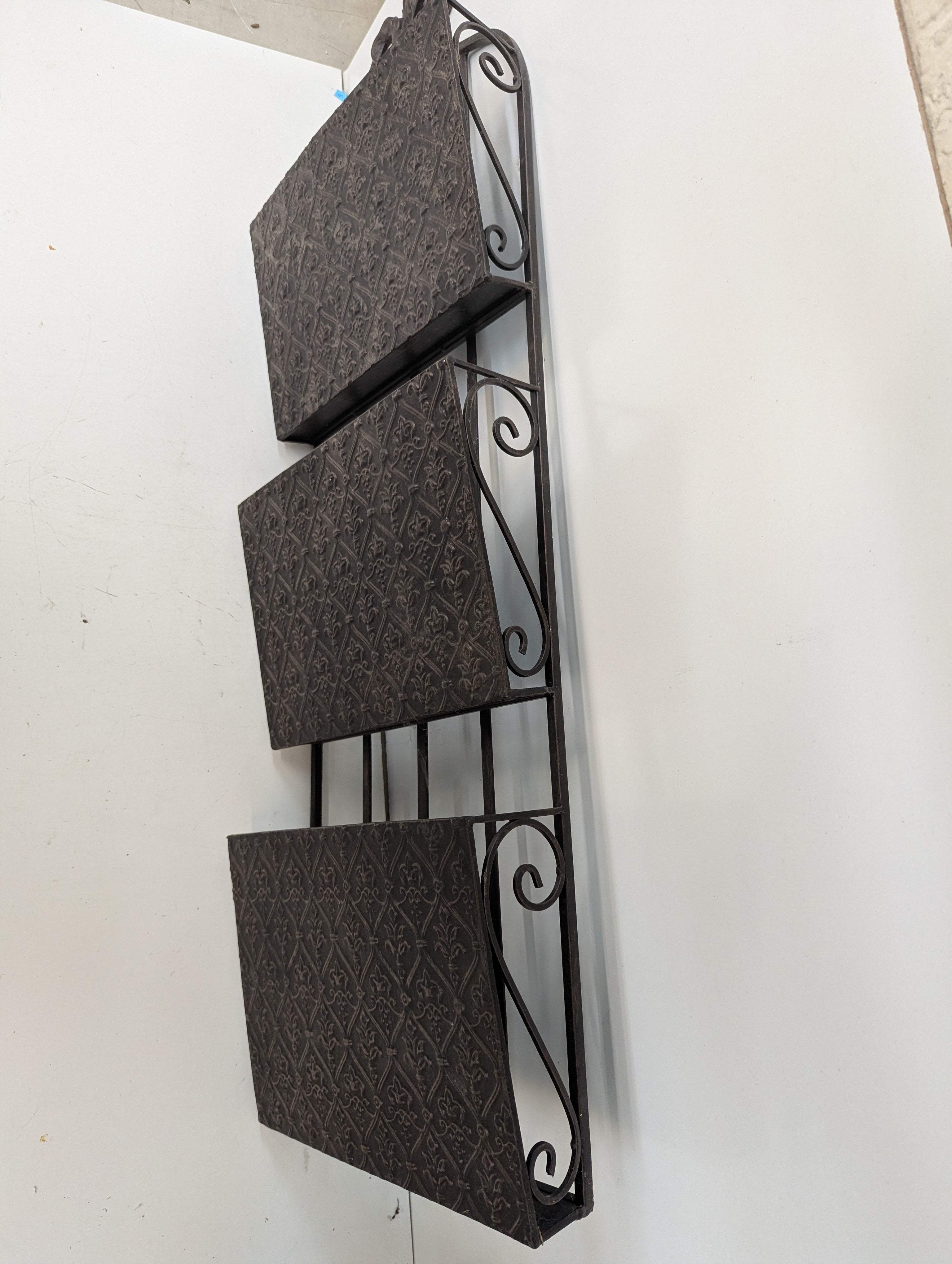 Vintage Fleur De Lis Wall Mounted Metal 3 Pocket Mail Organizer Magazine Rack Decor