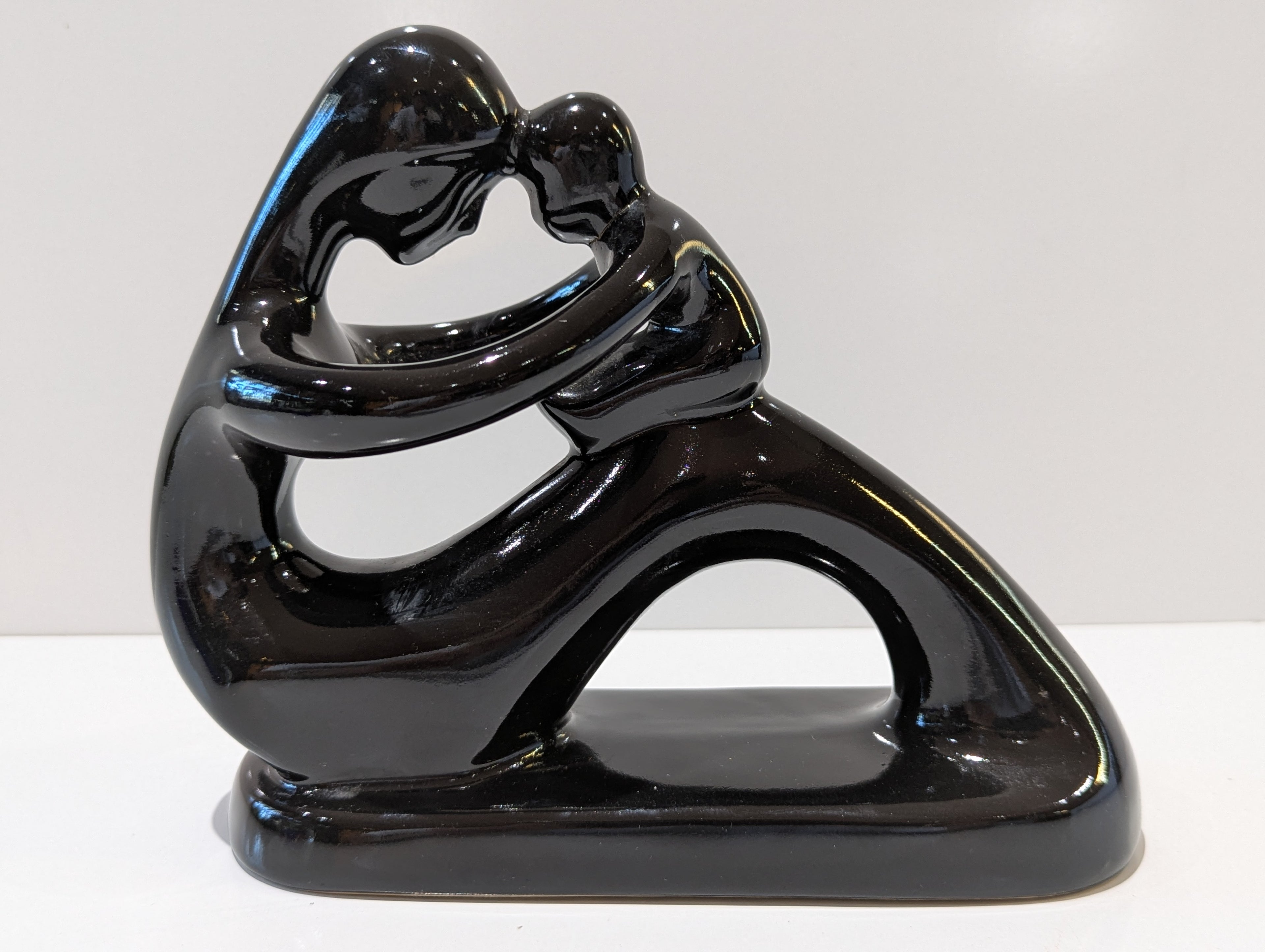 Modern Black Abstract Embracing Couple Sculpture Resin Romantic Love Decor Statue