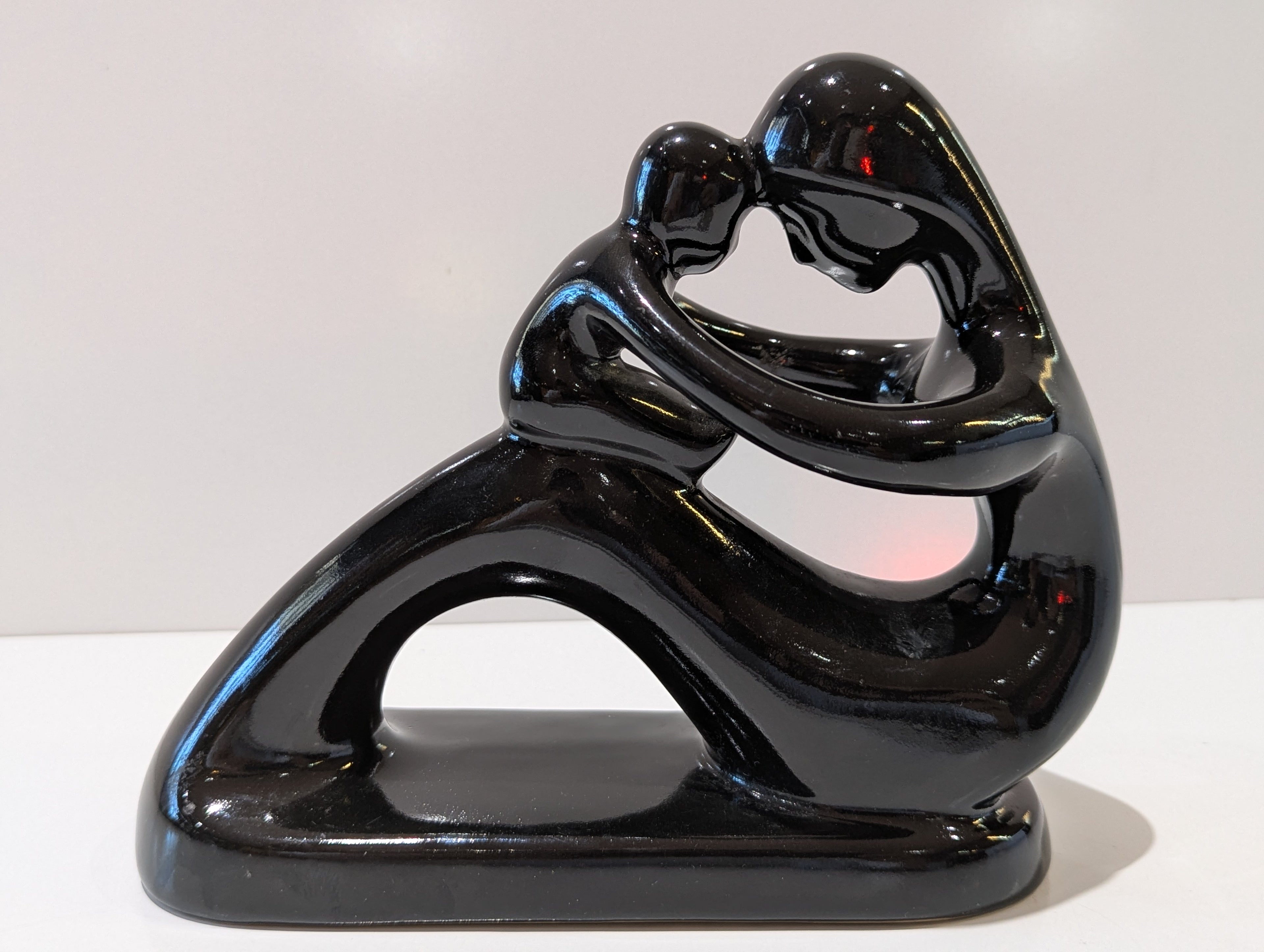 Modern Black Abstract Embracing Couple Sculpture Resin Romantic Love Decor Statue
